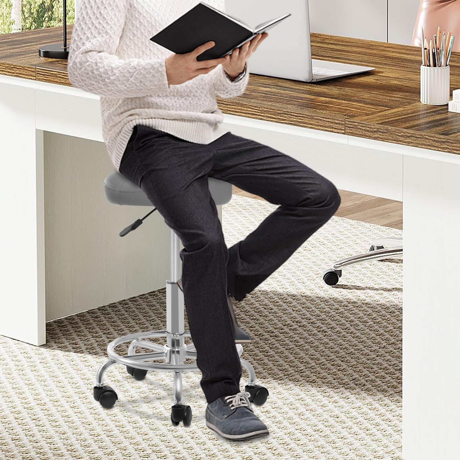 Sgabello da sella ergonomico, girevole a 360°, con rotelle larghe, regolabile in altezza, per salone di bellezza, spa e ufficio, grigio