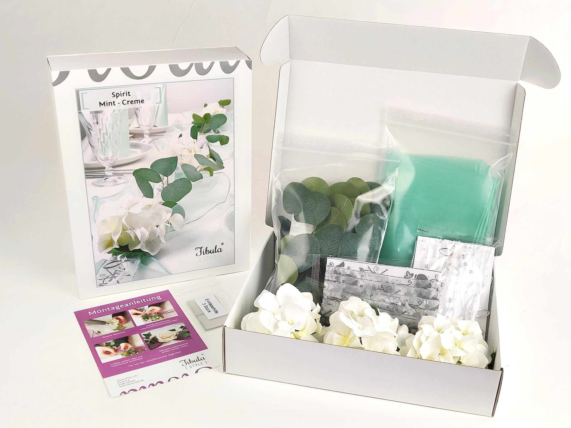Tischdeko Set für 16-20 Personen in Mint-Creme. Festliche Deko für Taufe, Kommunion & Konfirmation im Greenery Design mit Eukalyptus und Hortensien. Komplett Set "Spirit" Gr. M von Fibula [STYLE]