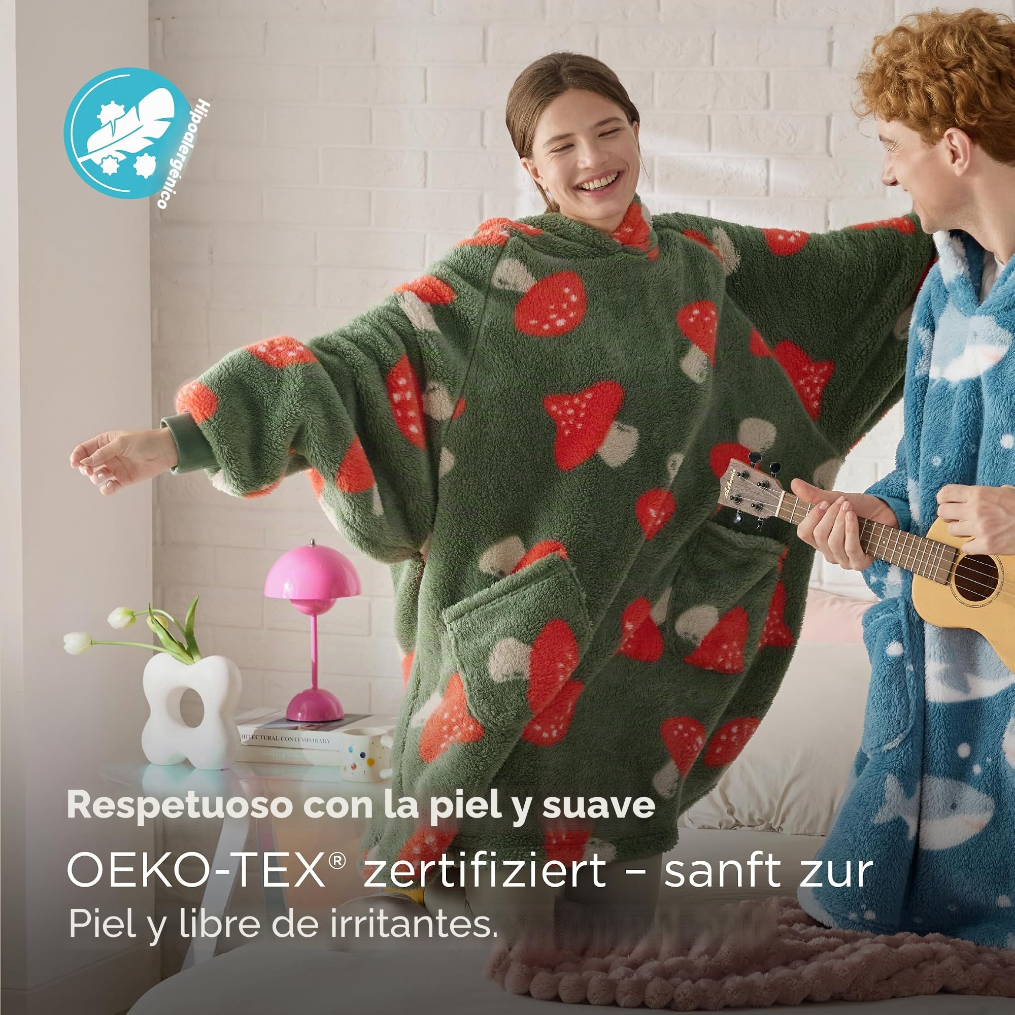 BEDSURE Manta con capucha con mangas, suéter de peluche como regalo para mujeres, manta portátil de gran tamaño, manta con mangas, regalo para hombre y mujer, diseño de seta impresa, 107 x 90 cm