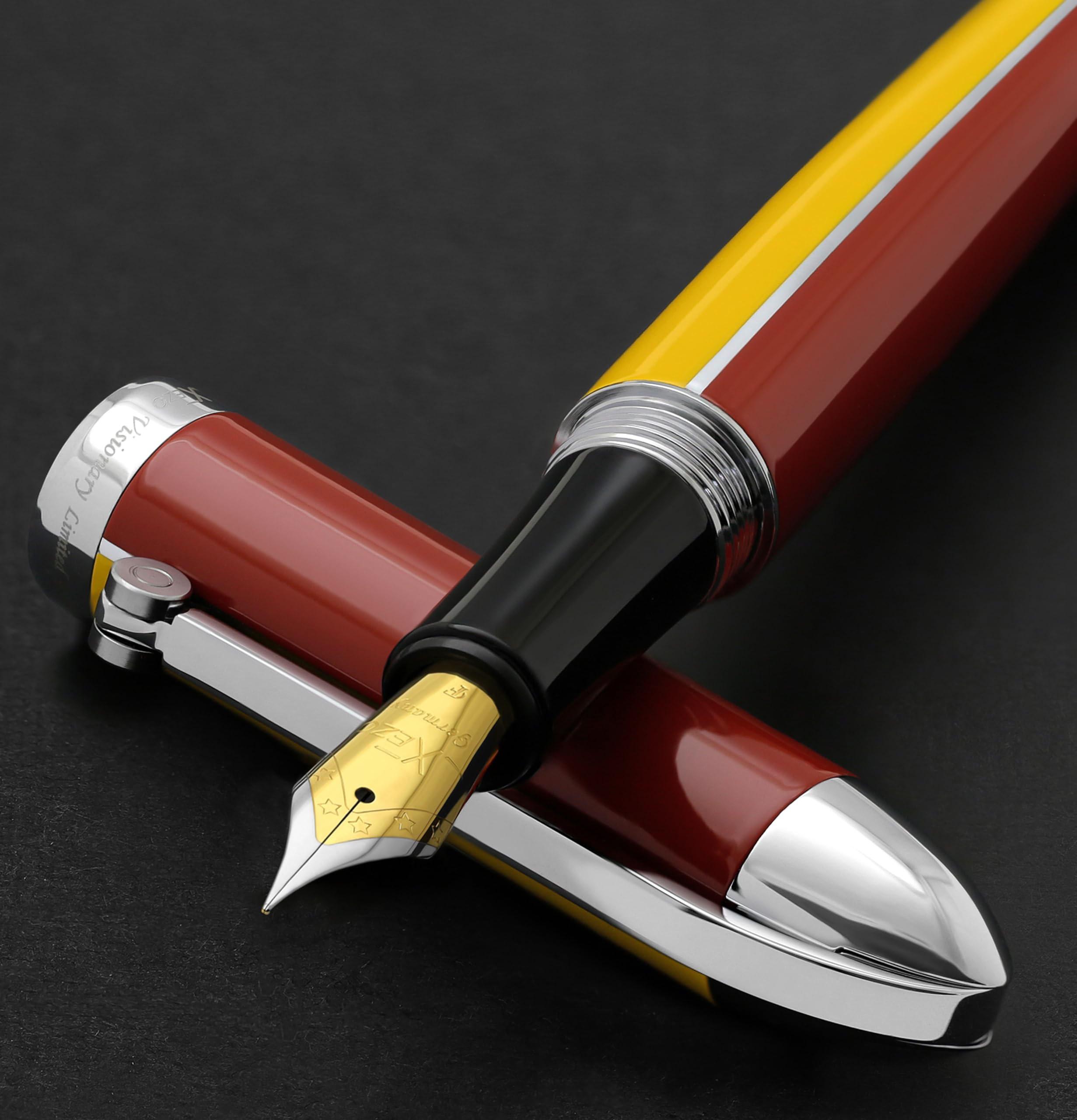 未夢ページ Xezo Visionaryファインチップローラーボールペン。 赤と黒のカラー