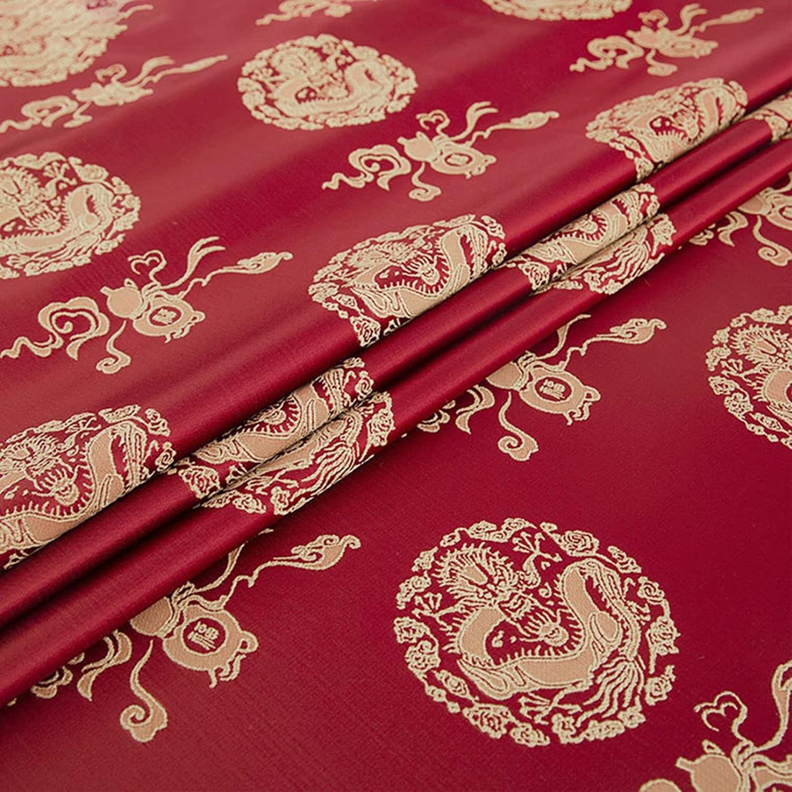 Tissu brocart jacquard en satin rouge et or pour réussir la couture d'un costume traditionnel