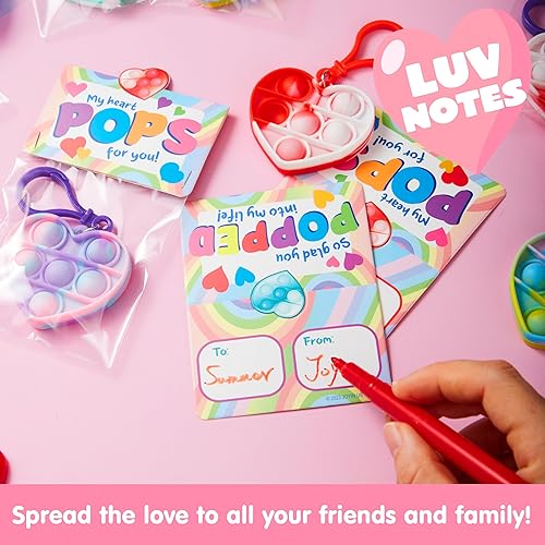 Miniatura 5 de JOYIN Paquete de 30 tarjetas de regalo para el día de San Valentín con llavero de burbujas de corazón, mini juguetes para apretar, juguetes