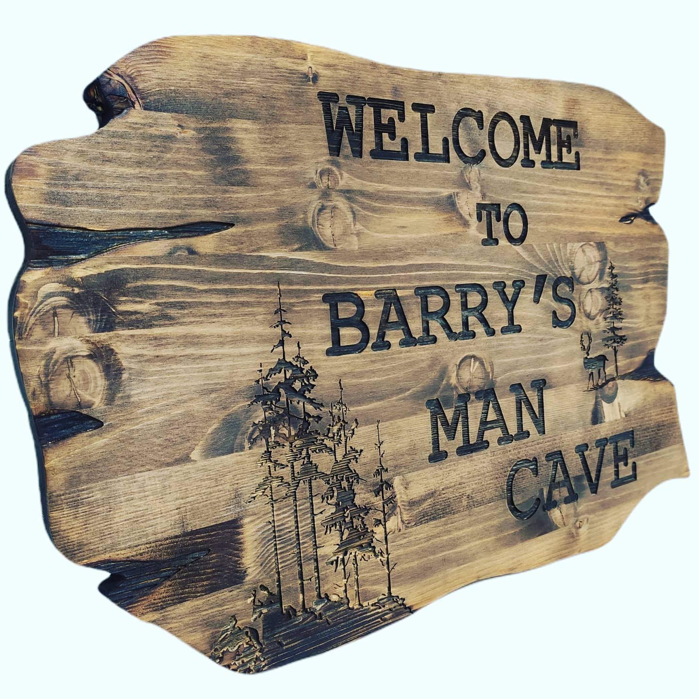 Großes, handgefertigtes Schild aus Massivholz mit Gravur „Welcome to the Man Cave“