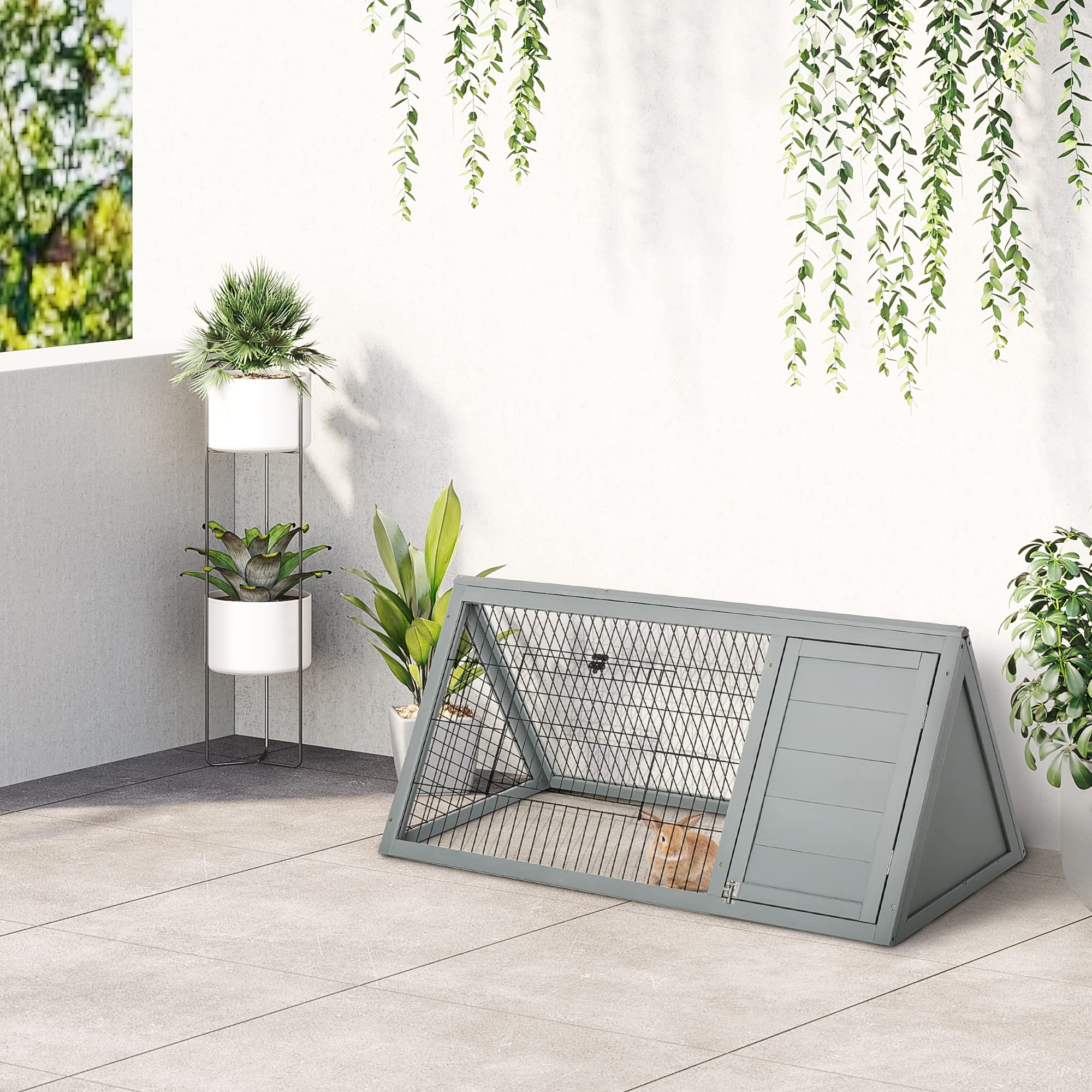 PawHut Conigliera triangolare a terra da esterno con doppia porta in nicchia adatta per conigli galline tartarughe terrestri dim. 116L x 62,2L x 52,5H cm legno massiccio pino grigio