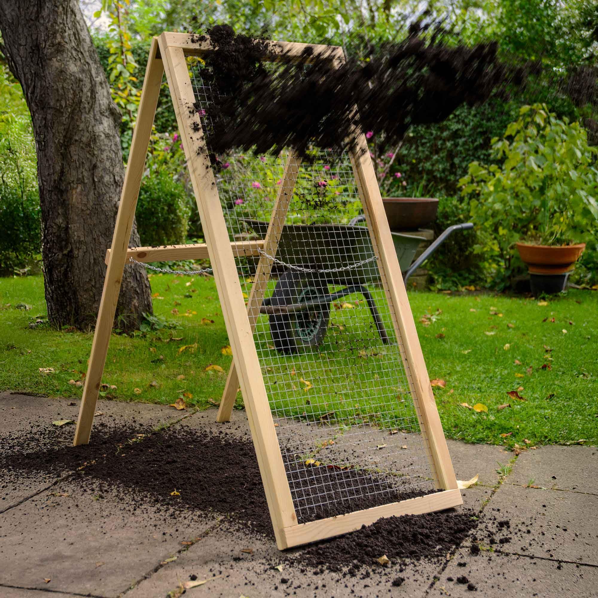 dobar® Green Label Kompostsieb stehend aus Douglasie - Durchwurfsieb mit Stahldraht 10 x 10 mm - Gartensieb für Kompost, Erde - 110 x 52 cm
