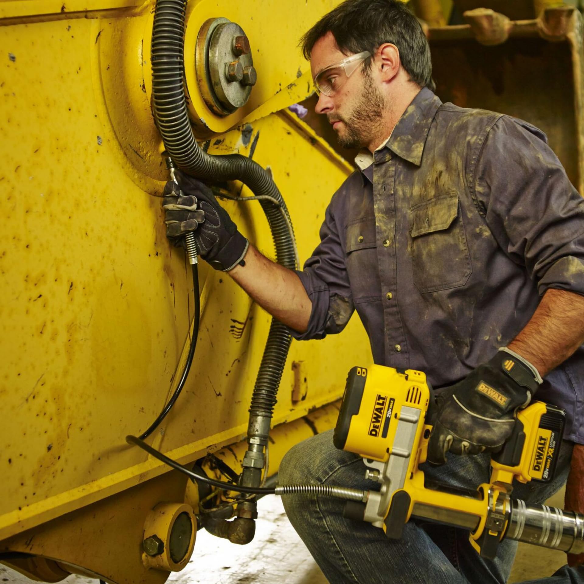DEWALT DCGG571M1-QW - Pistola Engrasadora a Batería XR 18V 4Ah Li-Ion, Inalámbrica, Batería Incluida, Cargador Multivoltaje, Correa para el Hombro y Maletín TSTAK