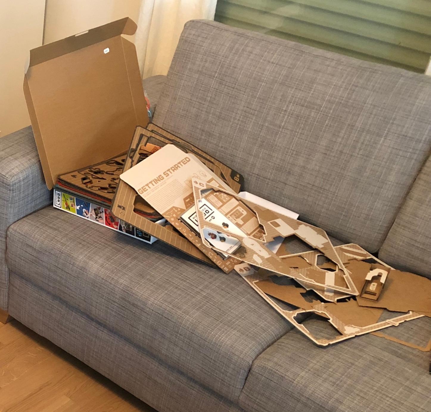 Wie haben viel Spaß mit der Pappe, die knattert und Musik macht