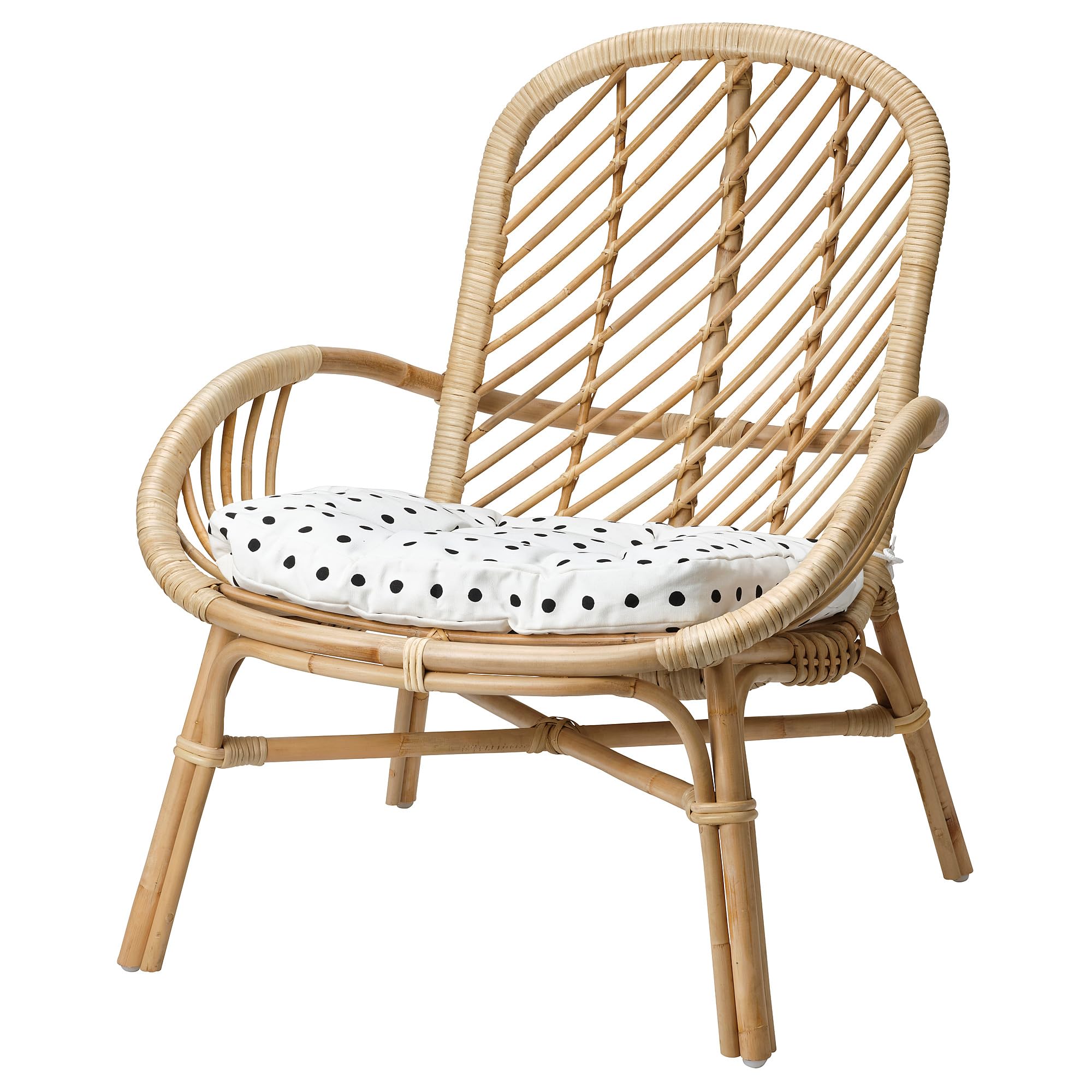 Fauteuil rotin BROBOCK BJÖRKTRAST crée un coin lecture cosy au salon