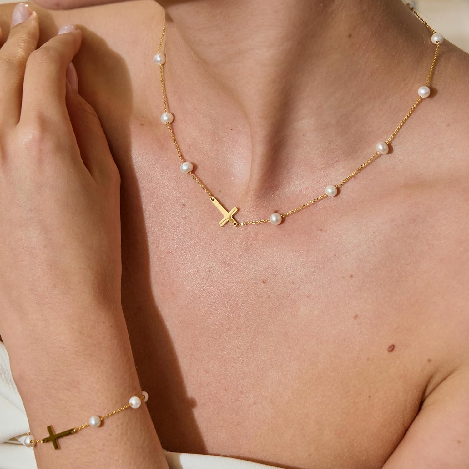 IDOKAWA Cross Pearl Choker Necklace for Women, Dainty Gold Starburst Cross Necklace with Freshwater Pearls, Gold Plated Cable Chain, Adjustable Minimalist Faith Jewelry for Daily Wear & Gifting