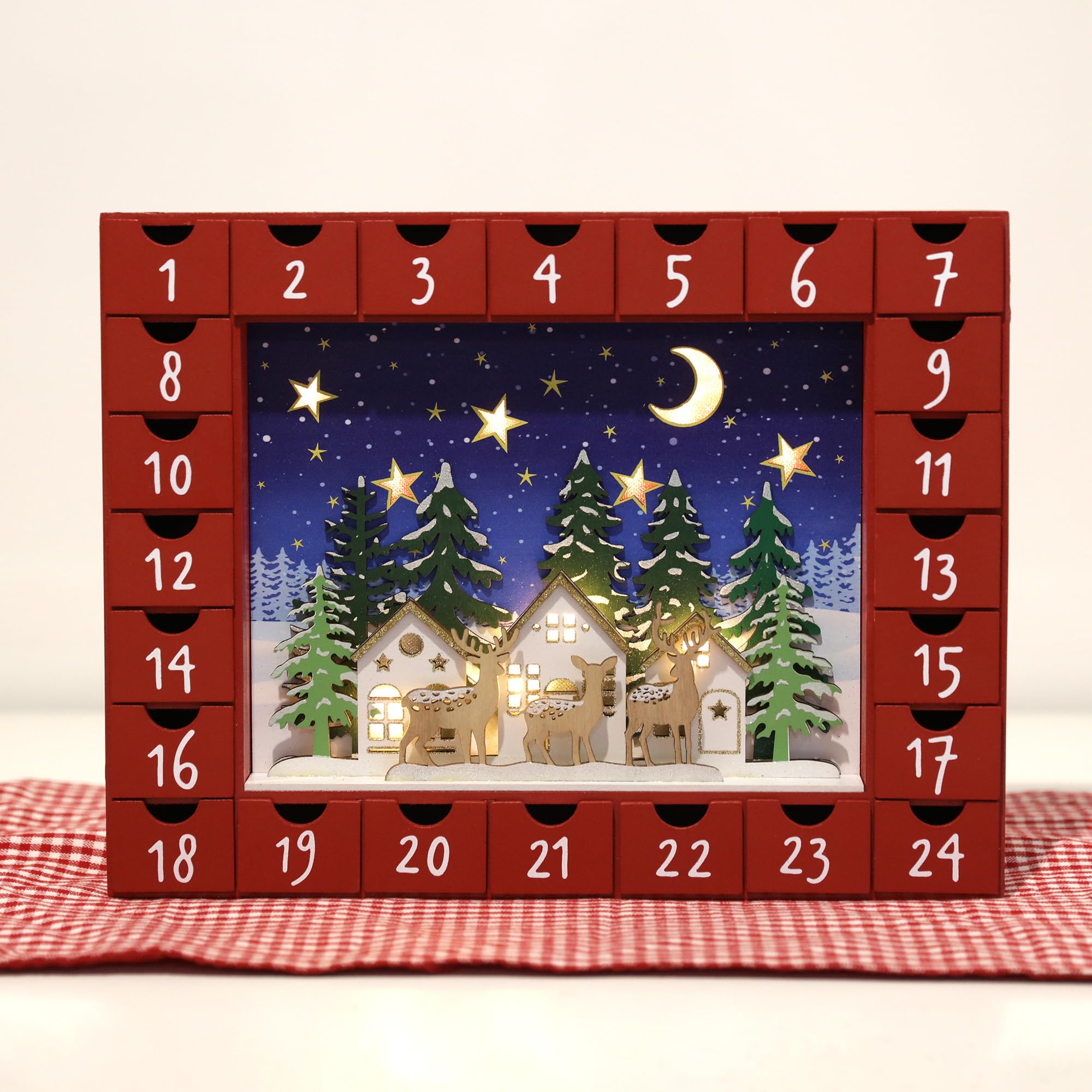 PE Handgefertigter Holz Adventskalender mit 24 Schubladen - Beleuchteter Weihnachtskalender mit Dorf Szene und Rentier - Weihnachtsdeko zum Befüllen 35,5 x 5 x 27,2 cm