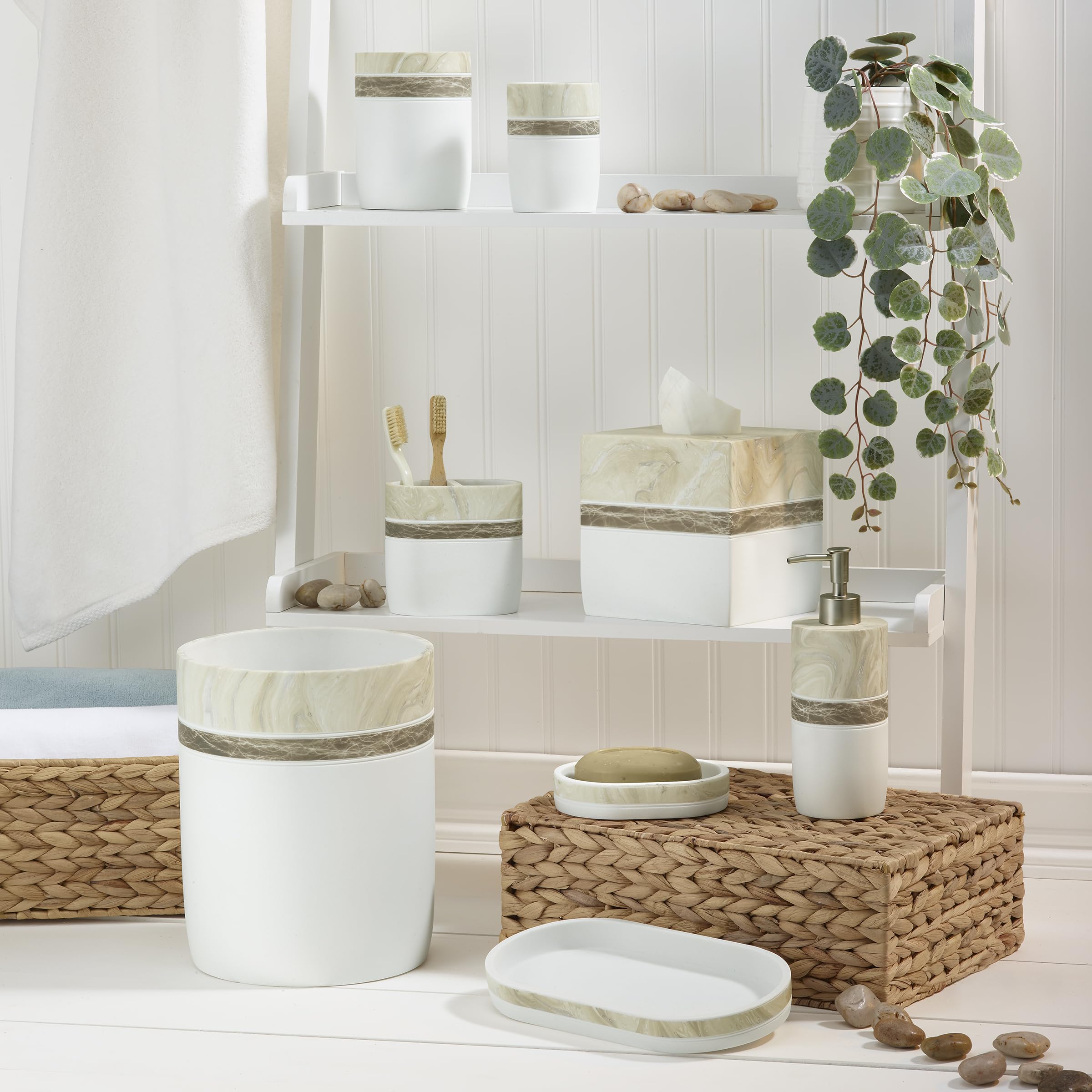 Izod Badezimmer-Zubehör-Set, handbemaltes Harz mit Marmoroptik, Farbblock-Design, dekorative Lotion-Pumpe, Seifenschale, Zahnbürstenhalter und Becher (ordentlich)