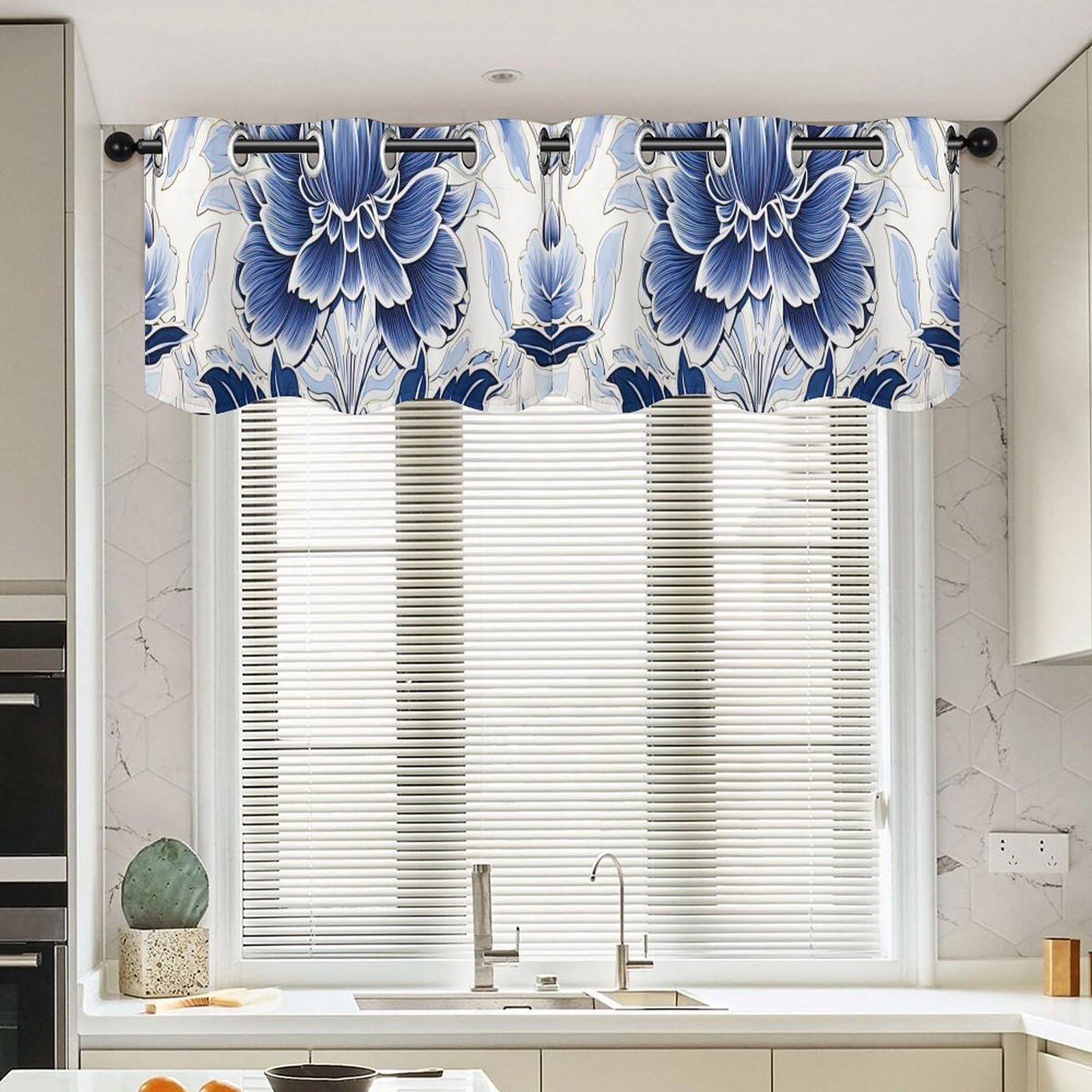 Cortina de cocina azul para dar un toque étnico y acogedor a las ventanas de su baño