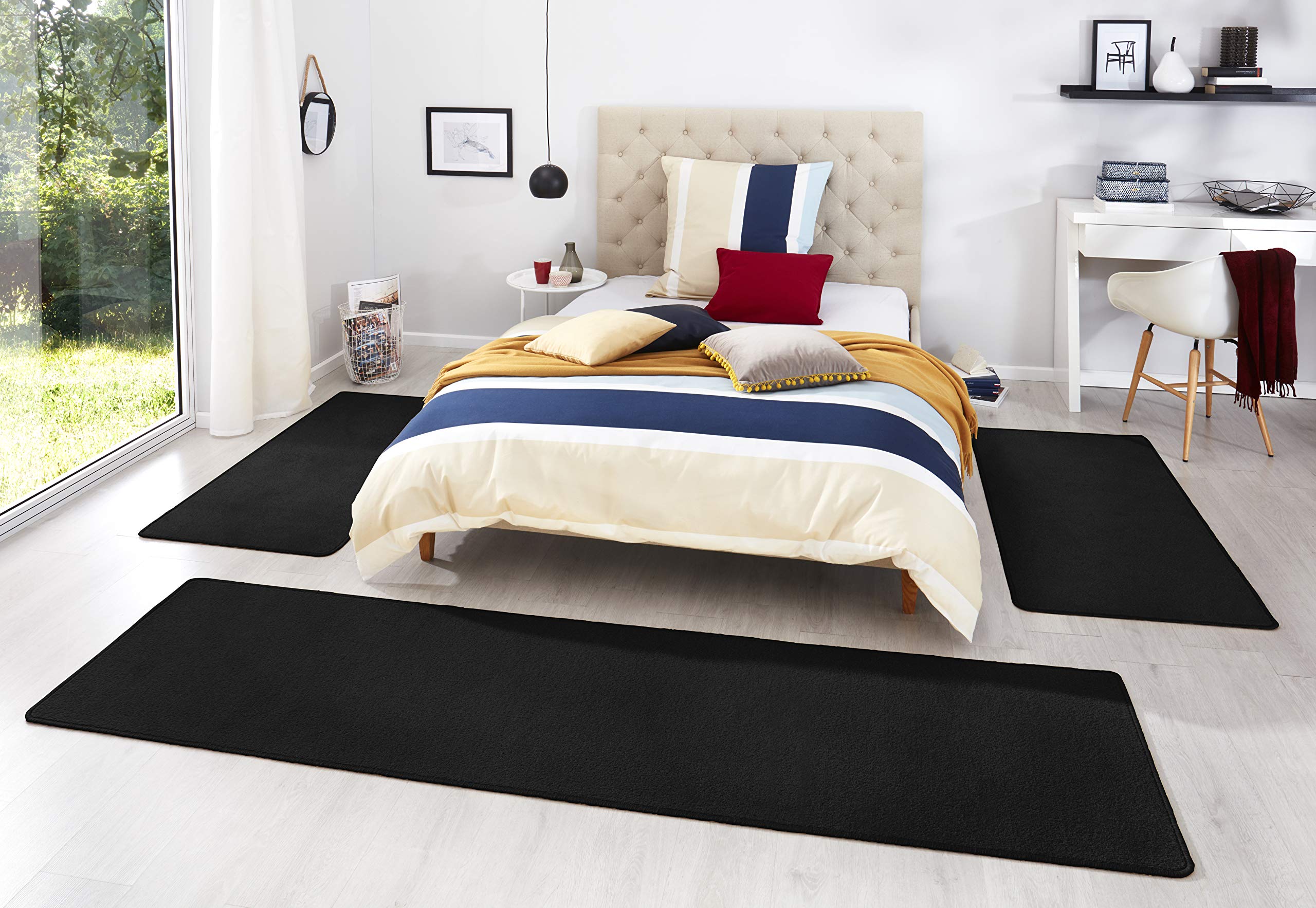Tour de lit fancy uni noir pour créer une ambiance cosy de chambre