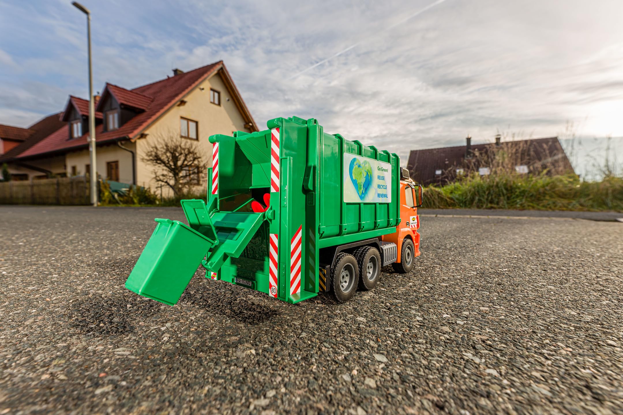 Carson 500907672 1:20 MB Camión de Basura Arocs 100% RTR - 100% Listo para Conducir, camión de Juguete, Coche de Juguete, camión de Basura teledirigido, para niños a Partir de 8 años