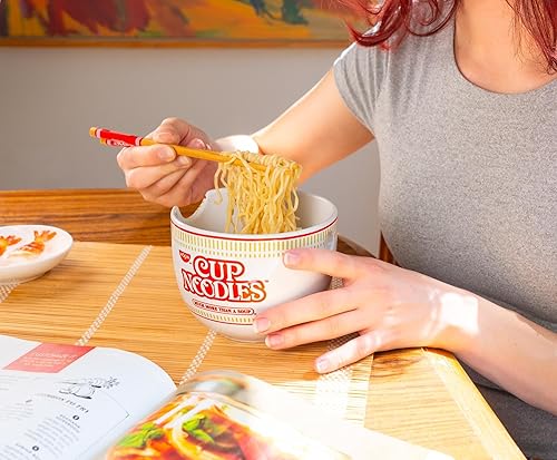 Miniatura 8 de Silver Buffalo Nissin Classic Cup Noodles Logo Mucho Más Que Una Sopa Tazón de Fideos Ramen de Cerámica con Palillos, Apto para Microondas, 20 Onzas