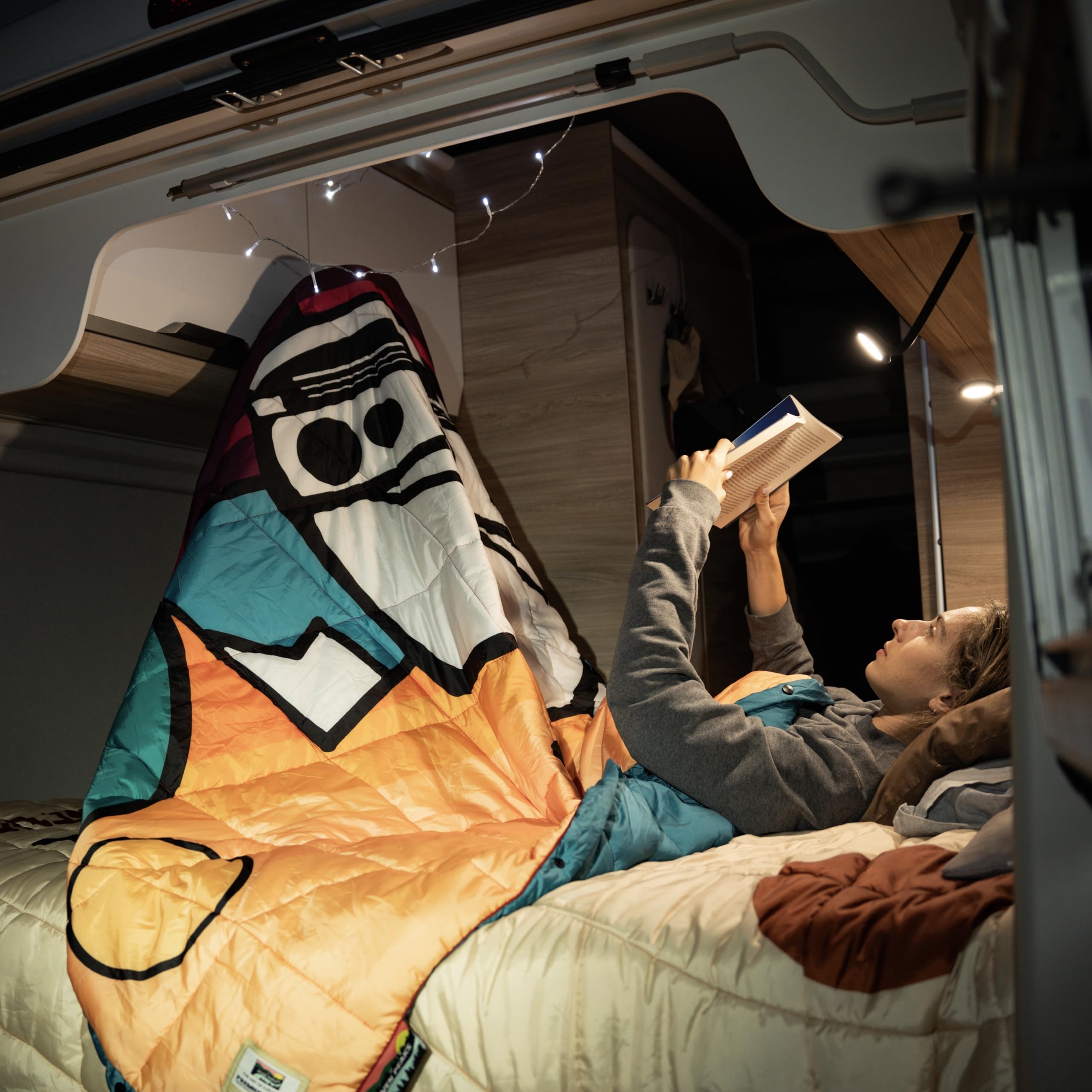 Seven Peaks Manta Edredón de Exterior e Interior - Camping Ligera Suave para la Aventura Impermeable y Resistente a la Arena, Cualquier Sitio Plegable Antimanchas 200X180CM (Van Life, Nylon)
