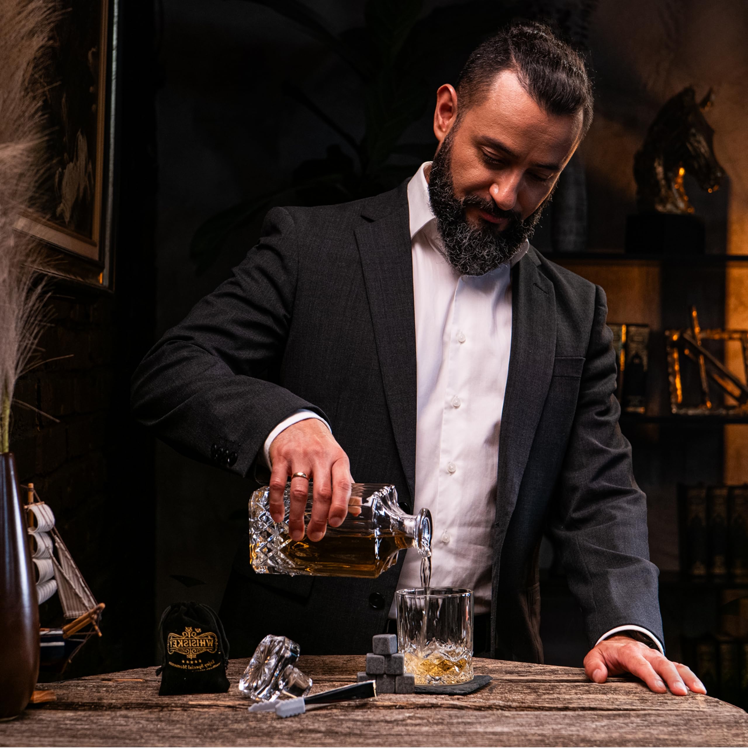 Whisiskey - Set di Bicchieri da whisky - Regali per Uomini - Set di Accessori per Whisky - Regalo Uomo - Set Include 1 Bicchiere in Vetro, Pinze, Sottobicchieri, 4 Cubetti di Ghiaccio Riutilizzabili