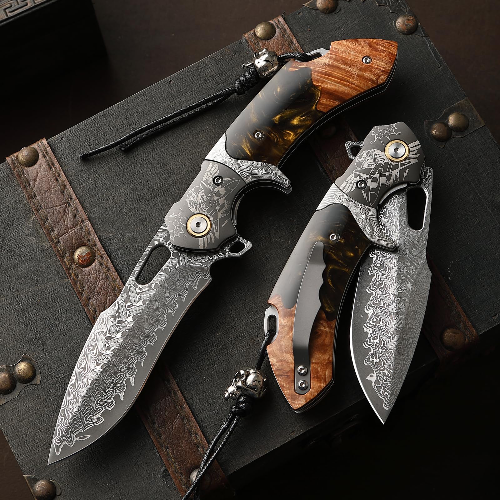 Handgefertigtes Klappmesser aus Damaszenerstahl, Taschenmesser für Herren, mit Lederscheide und Gürtelclip, Griff aus Ahorn mit Harzbeschichtung, ideal für Outdoor-Aktivitäten wie Wandern und Camping