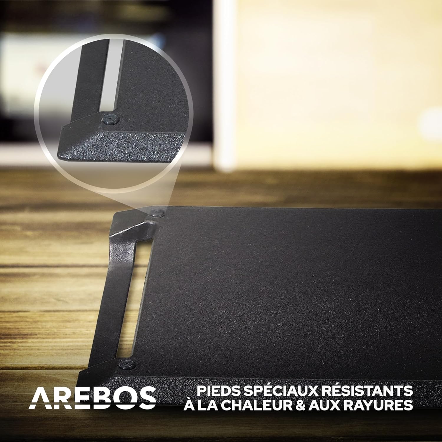 Close-up of the anti-scratch feet on the grill plate