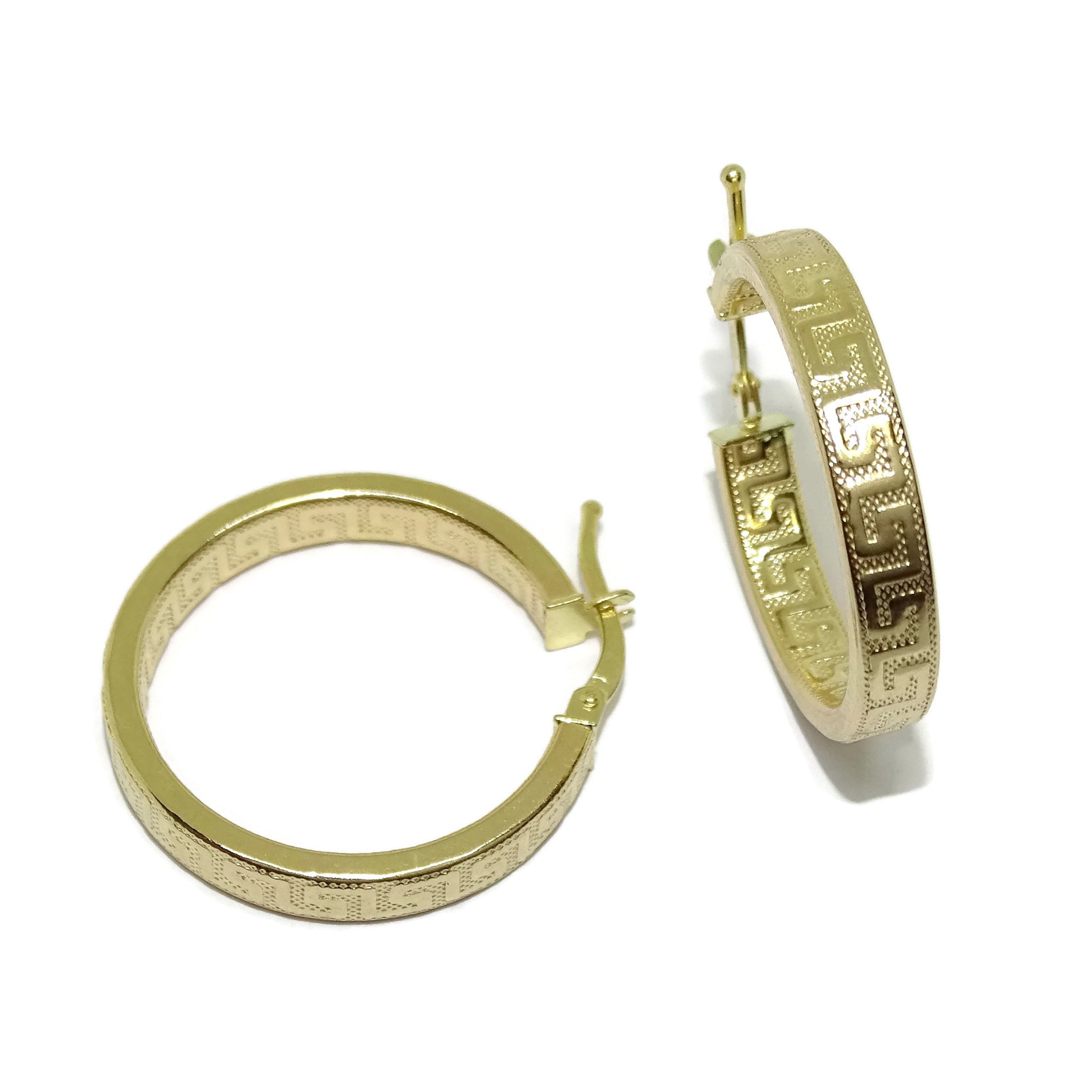 Orecchini a cerchio in oro giallo 18 k con greca, design tubolare schiacciato da 4 mm e 2,2 cm di diametro esterno Chiusura facile a scatto. Peso: 2 g d’oro 18 carati.