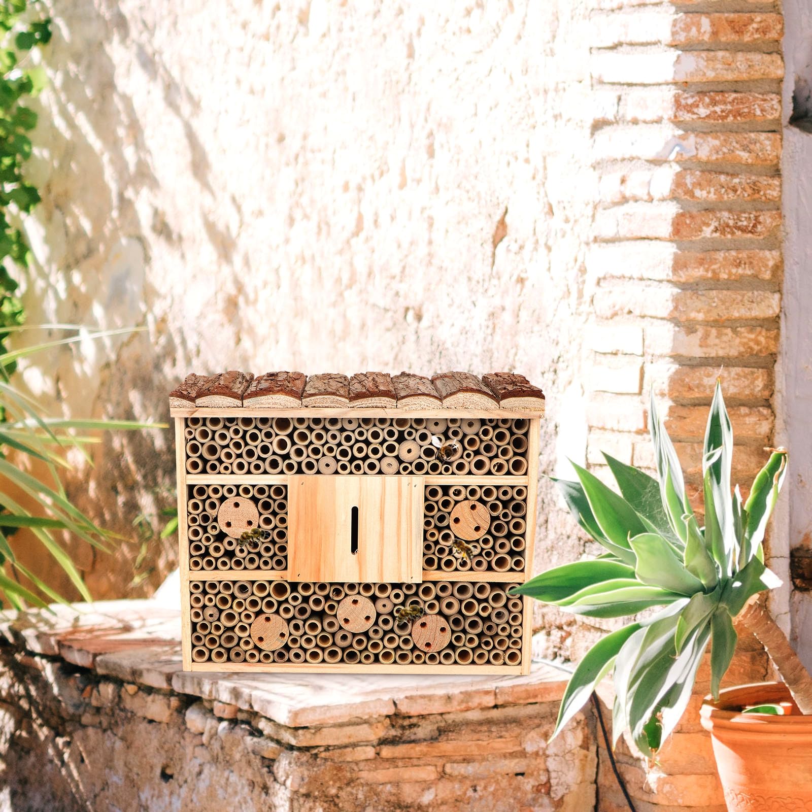 Casetta per Insetti in Legno Stile Baita Beige Resistente in Plastica per Api e Dorifore, Decorazione da Giardino per Mantenere L’ecologia Naturale