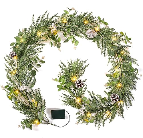 Guirnalda de Navidad de 6 pies con 20 luces LED, guirnalda de abeto artificial preiluminada con piña de eucalipto y bayas, funciona con pilas para