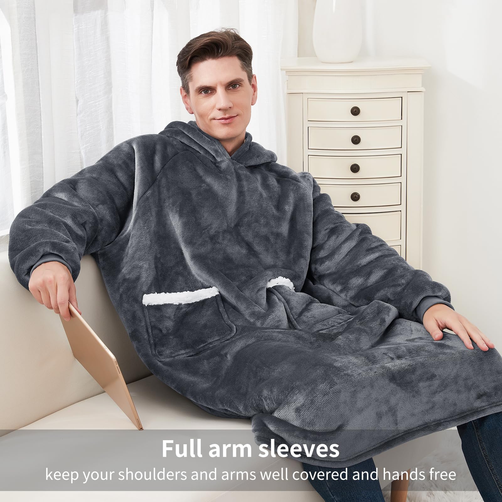 Aisbo Plaid Felpa Coperta con Maniche - Pigiama Coperta Indossabile Donna e Uomo Oversize con Manica e Cappuccio Plaid da Divano con Braccia Pile di Sherpa, Hoodie Blanket (Grigio Scuro,130x82cm)