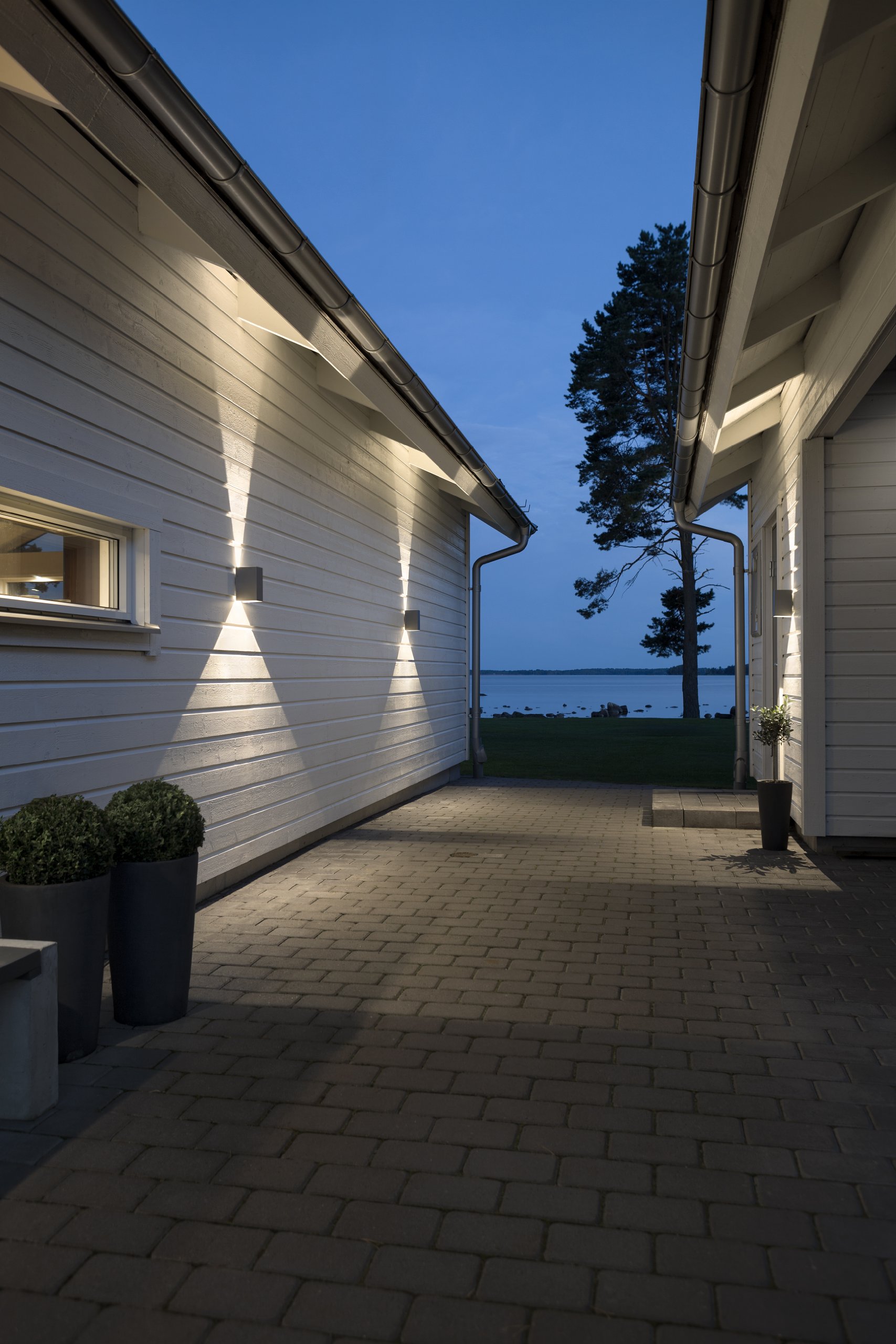 Gnosjö Konstsmide Cremona lampa ścienna LED up i down, szerokość 8 cm głębokość 11 cm wysokość 17 cm, 2x 3 W, IP54, aluminium, antracyt 7940-370