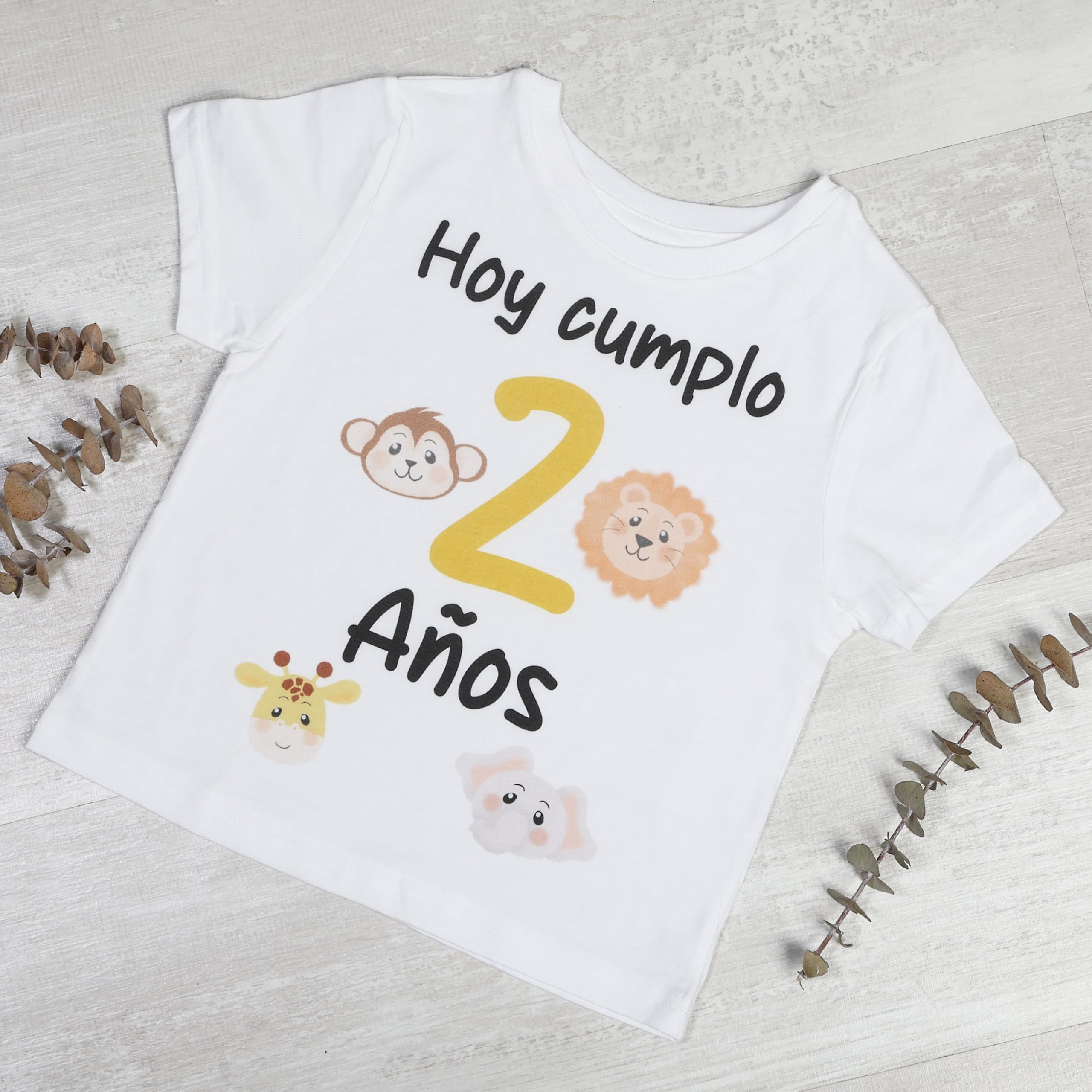 Pack Cumpleaños Infantil Personalizado - Incluye Corona, Camiseta Temática y Topper decorativo para Tarta - Decoración para Fiesta de Niños. Modelo Wild life. (Camiseta talla 1 año, Manga Corta)