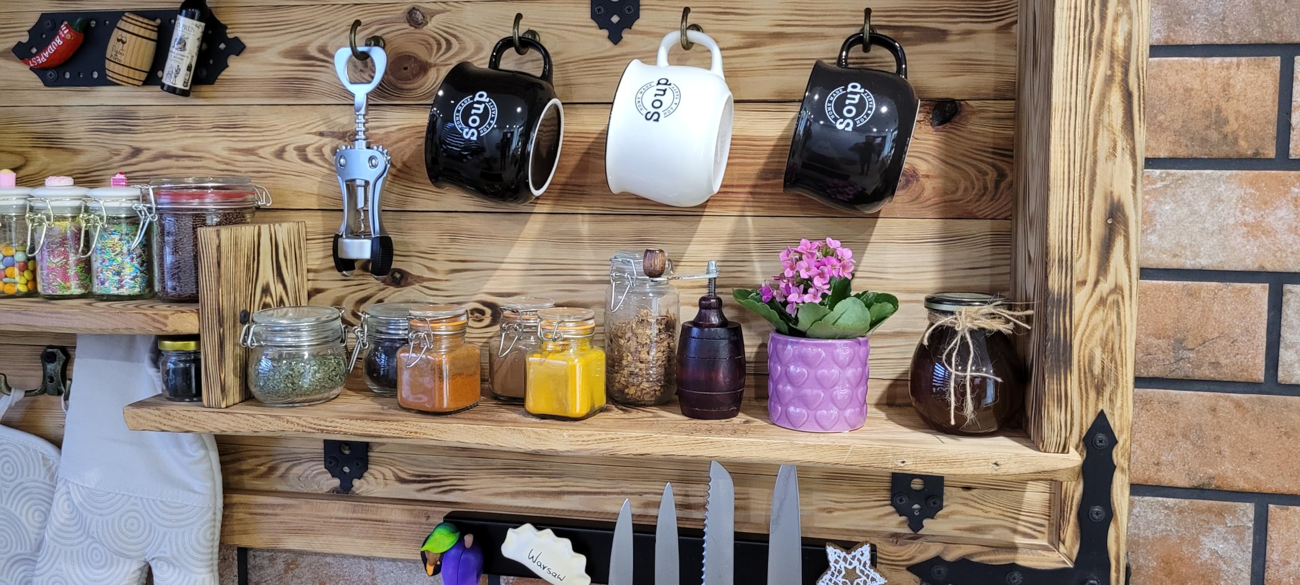 weeco Mensola da appendere, realizzata a mano, portaspezie in legno e accessori in metallo, 113 x 73 cm, mensola da cucina da parete rustica in legno, decorazione da cucina con gadget.