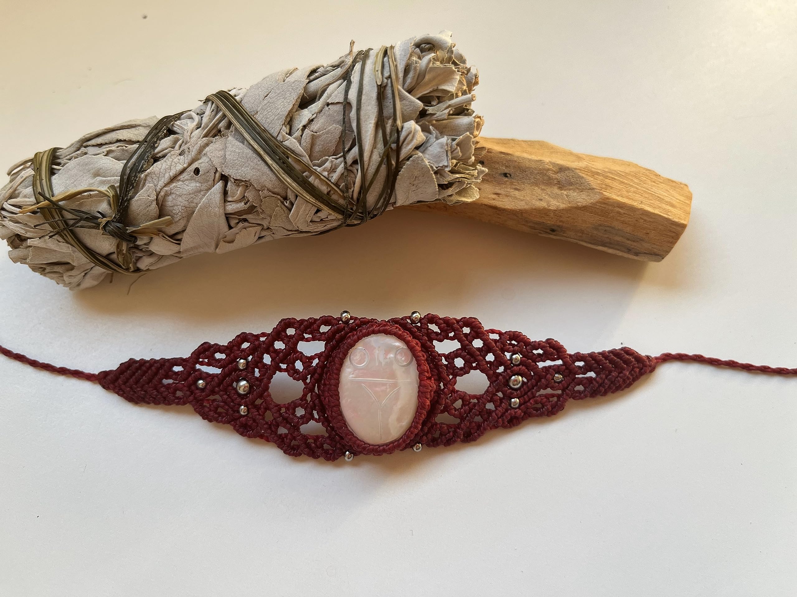 Brazalete de Nácar con Escarabajo Egipcio en Macramé Ajustable en Rojo