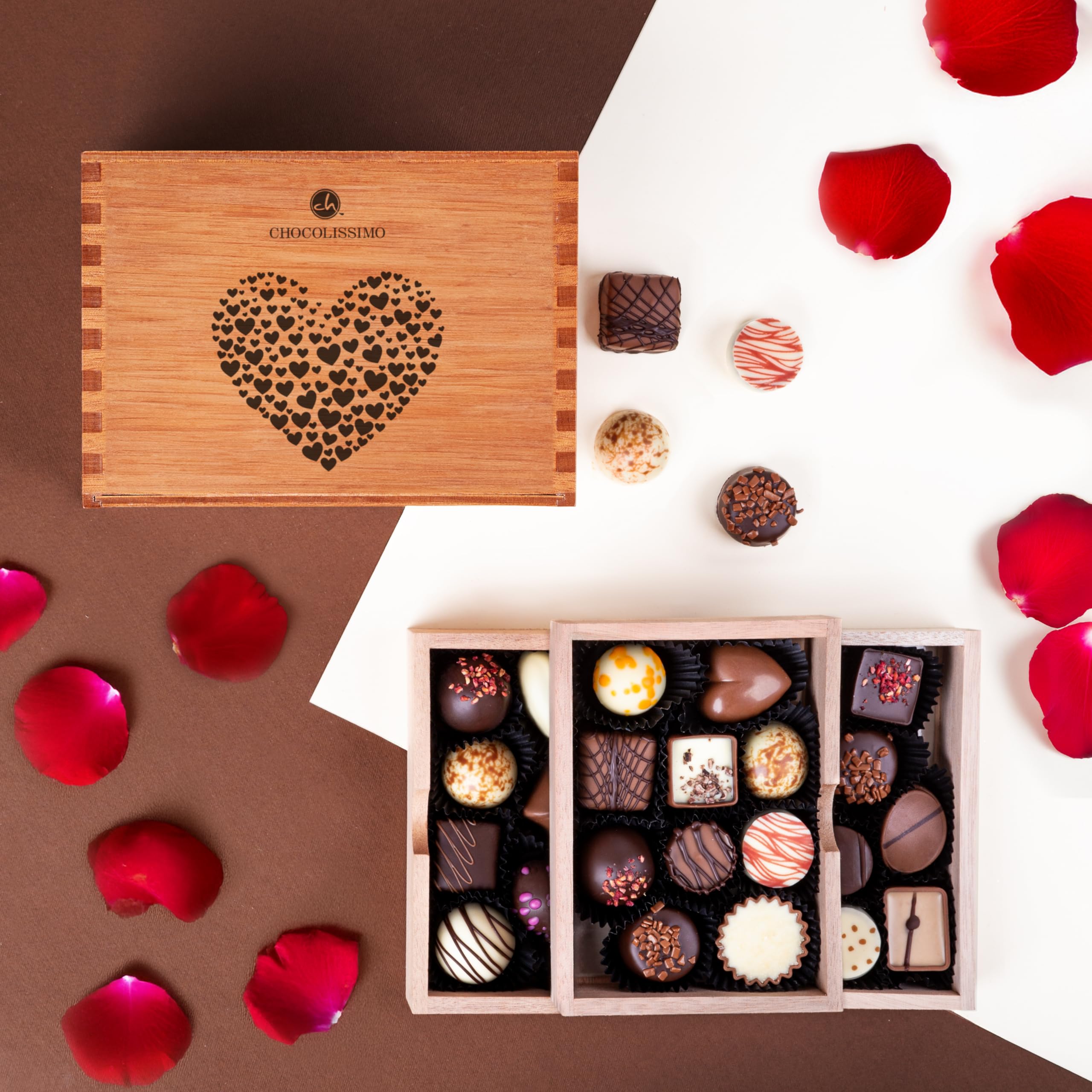 CHOCOLISSIMO - Liebes Geschenk - 30 edle Pralinen in Holzbox - Kleines Schokolade Geschenk mit Herzmotiv - mit Alkohol - für Frauen, Männer, Mama, Freundin, Partner - zum Geburtstag, Valentinstag