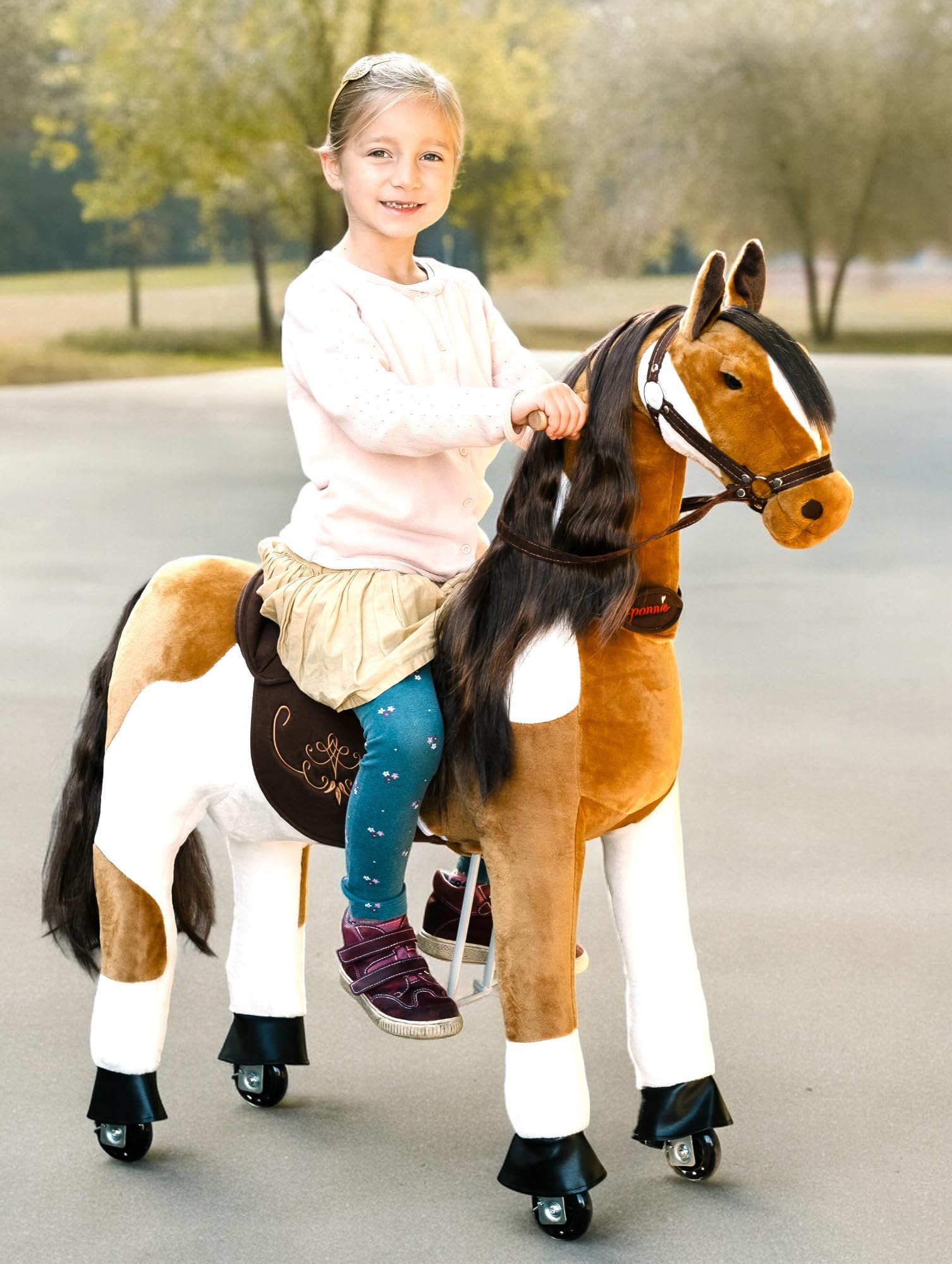 PONNIE Cavallo Giocattolo Misty M con Ruote per Bambini 5-12 Anni (50 kg) – Cavallo Cavalcabile Senza Batterie – Altezza 107 cm – Sella Rimovibile – Criniera e Coda Pettinabili
