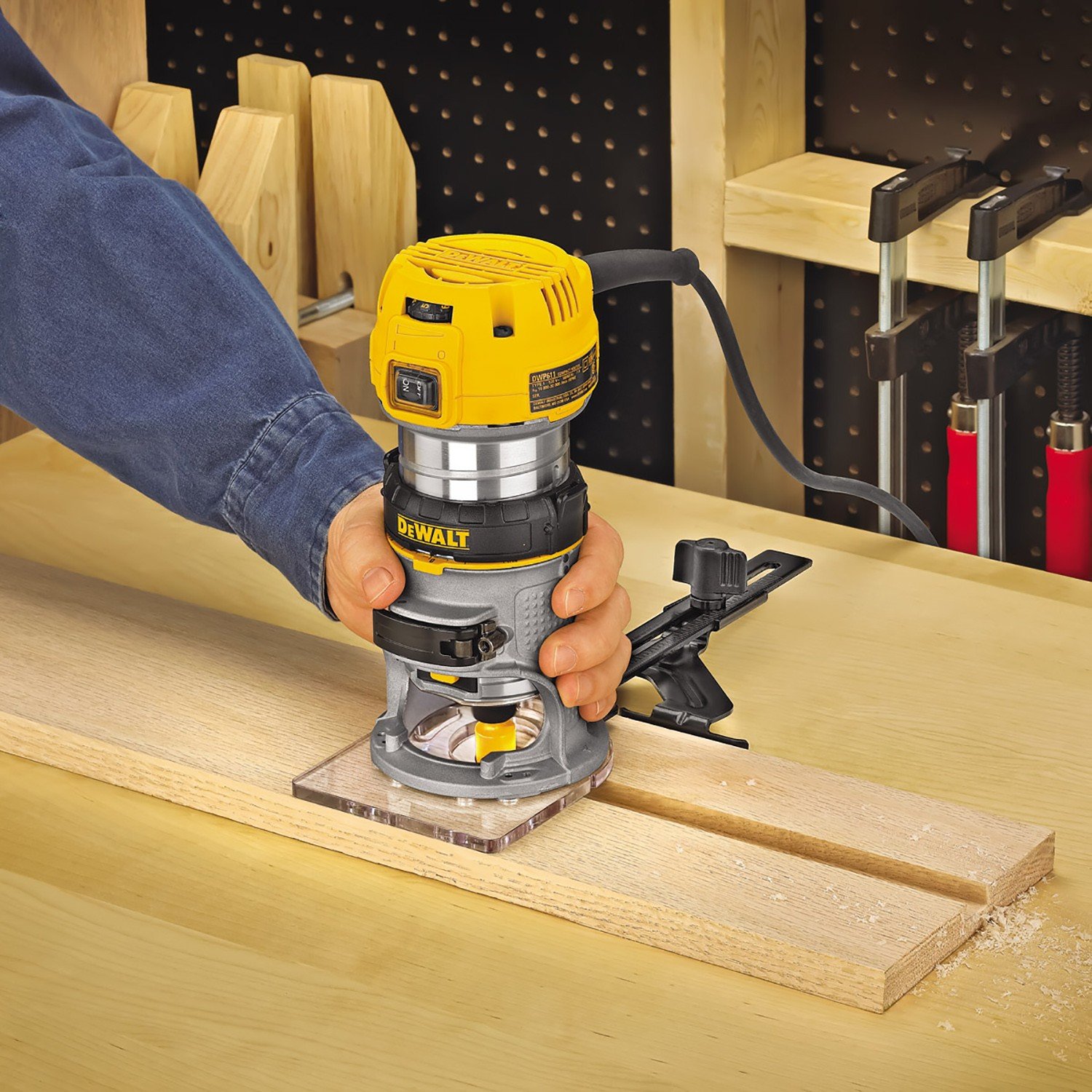 DeWalt - Affleureuse 900W 8mm à vitesse variable - D26200