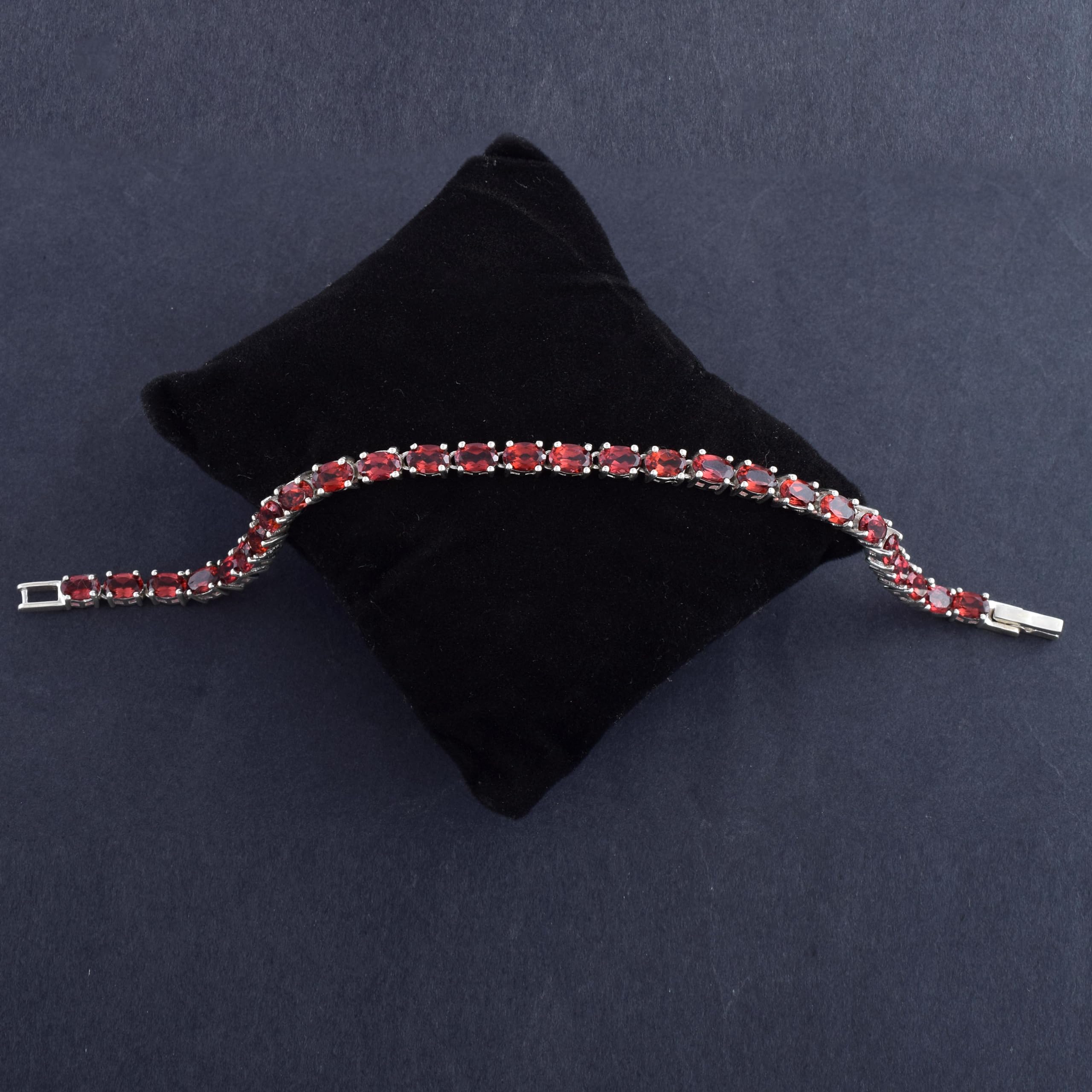 Pulsera de tenis de granate rojo de 6 x 4 mm, piedras preciosas facetadas ovaladas en metal chapado en rodio blanco, juego de garras, pulsera clásica de piedras preciosas rojas