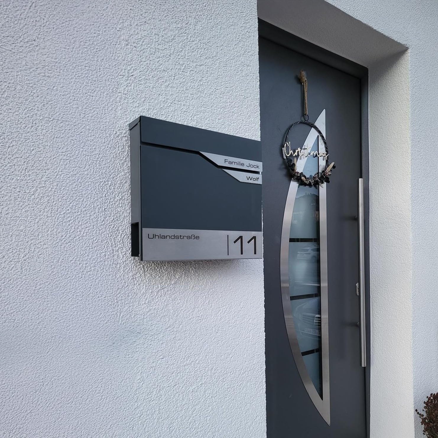 Metzler Briefkasten Anthrazit RAL 7016 personalisierbar mit Zeitungsfach – Wandbriefkasten mit 2 Edelstahl Namensschildern, Hausnummer & Namen Gravur, wetterfest, abschließbar, DIN A4 Einwurf