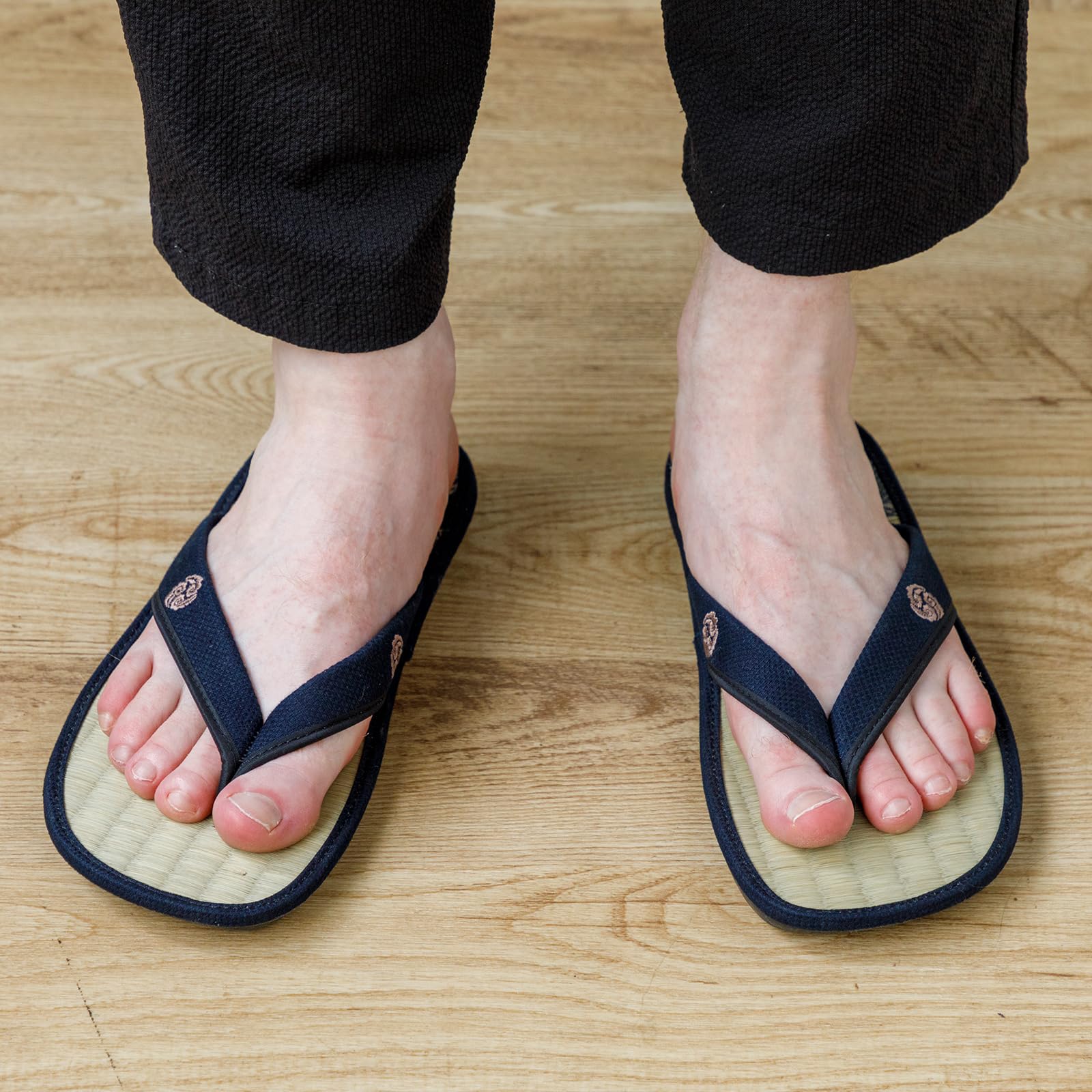 Sandales Traditionnelles Japonaises Asayu en Igusa, Fabriquées au Japon, Tatami Zori, Absorbantes et Désodorisantes - Motif Mosaïque, Taille Homme EU 39 à 42.