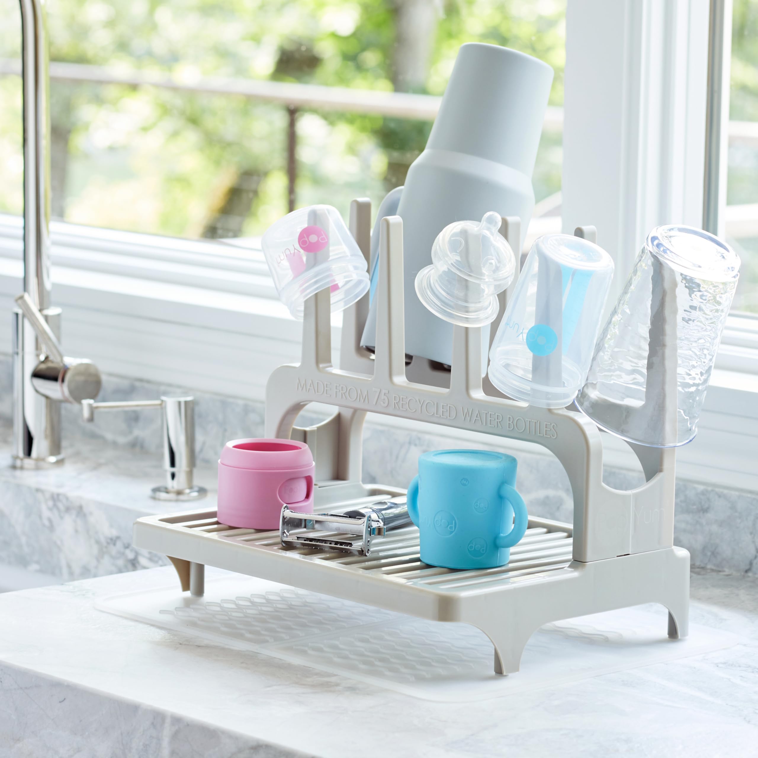 PopYum Seattle grauer platzsparender Trockenständer aus 100 % recycelten Flaschen mit klarer, mattierter Silikon-Abtropfmatte, Arbeitsplatte für Babyflaschen, Plastiktüten, Tassen, Glas, Becher