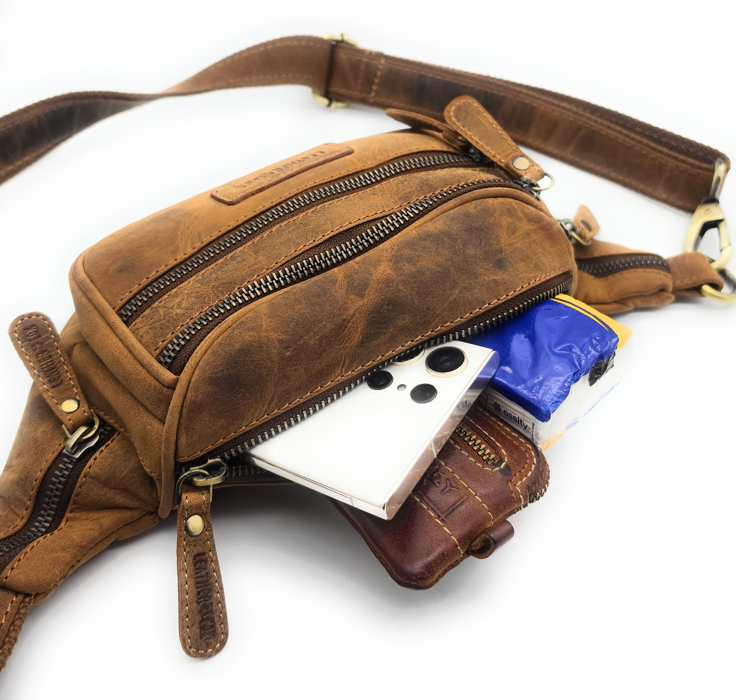 Bauchtasche aus Büffelleder Vintage Gürteltasche mit 6 Fächern | stabiler Metall-Karabiner als sicherer Verschluss, vielseitige Nutzung im Alltag, stabile Verarbeitung, viel Stauraum