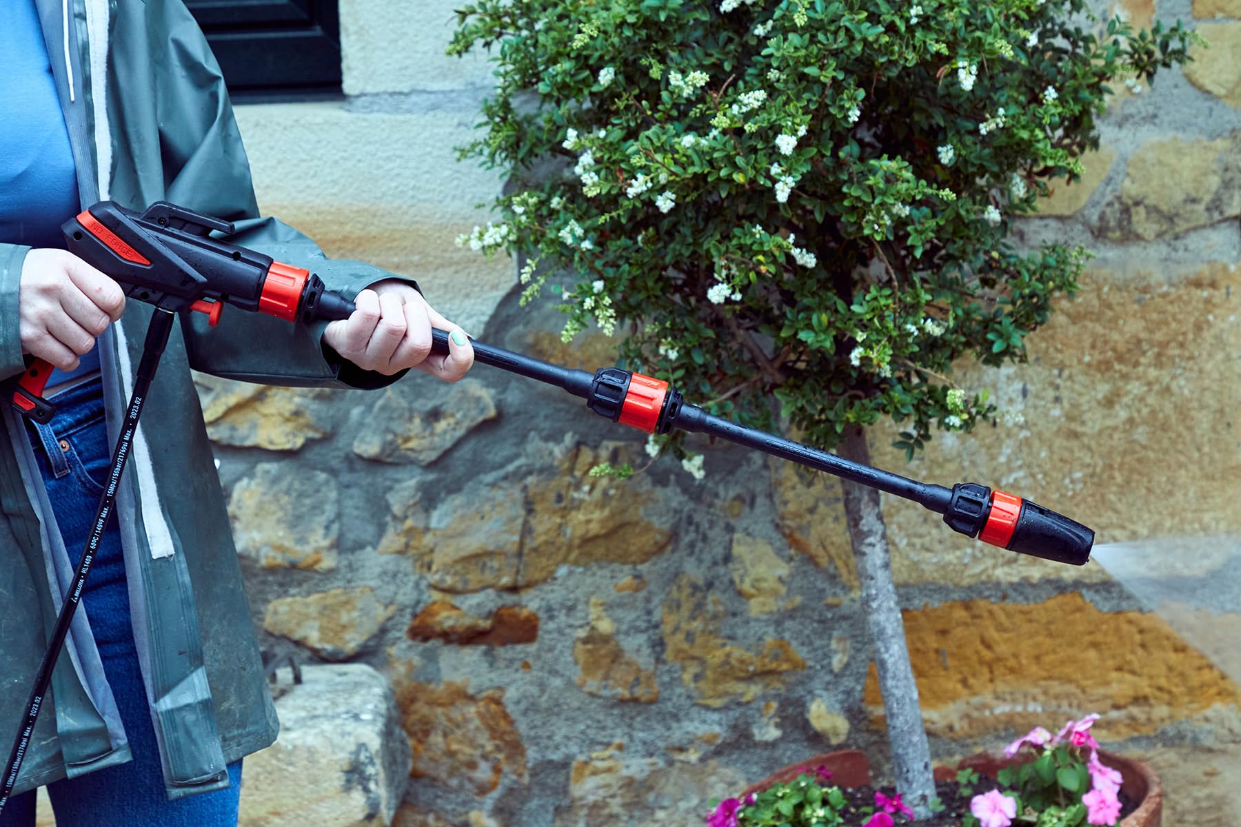 Bellota HL1400E- Hidrolimpiadora, Potencia: 1,4 kW, Presión Máx: 120 bar, Caudal: 330 l/h, Manguera 3 m (PVC), Peso: 5 kg, Pistola No Force, Ruedas, Succión agua, Filtro de agua extraible, 2 boquillas