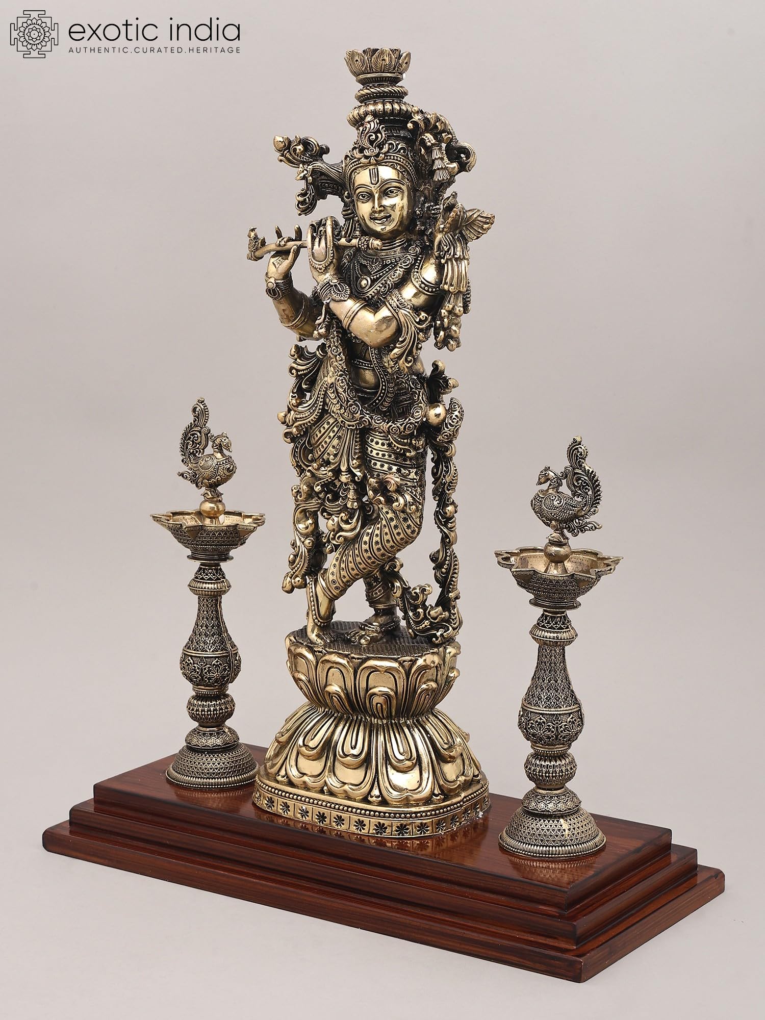 Exotic India 38 cm Superfine lord Kryszna grający na flecie mosiężny posąg na drewnianej podstawie z pawim głębokim olejem lampa idol do dekoracji świątyni domu