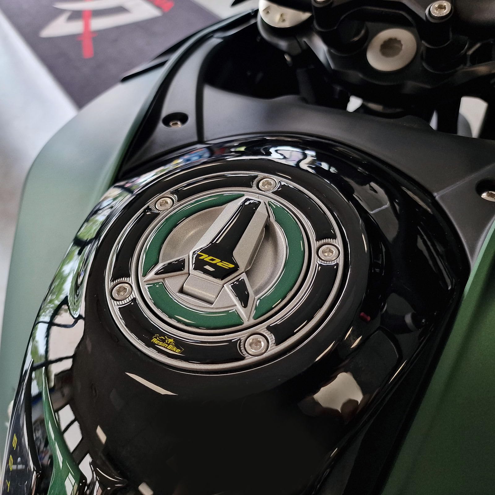Resin Bike 3D-Tankdeckelschutz Aufkleber Für Benelli TRK 702X Forest Green (2023-2025) – Vor Kratzern & Stößen, Italienisches Design