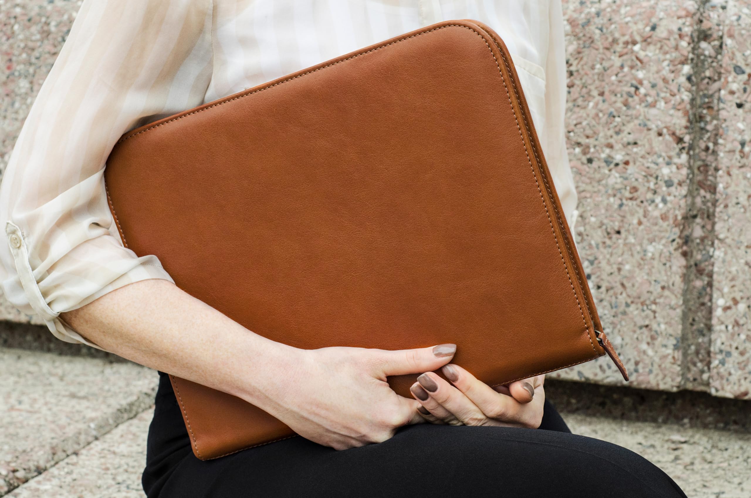 Etui na dokumenty w 100% z prawdziwej skóry licowej, ręcznie wykonane przez doświadczonych rzemieślników, przestronne i bezpieczne, idealne na spotkania i lekcje - z zapięciem na zamek błyskawiczny,