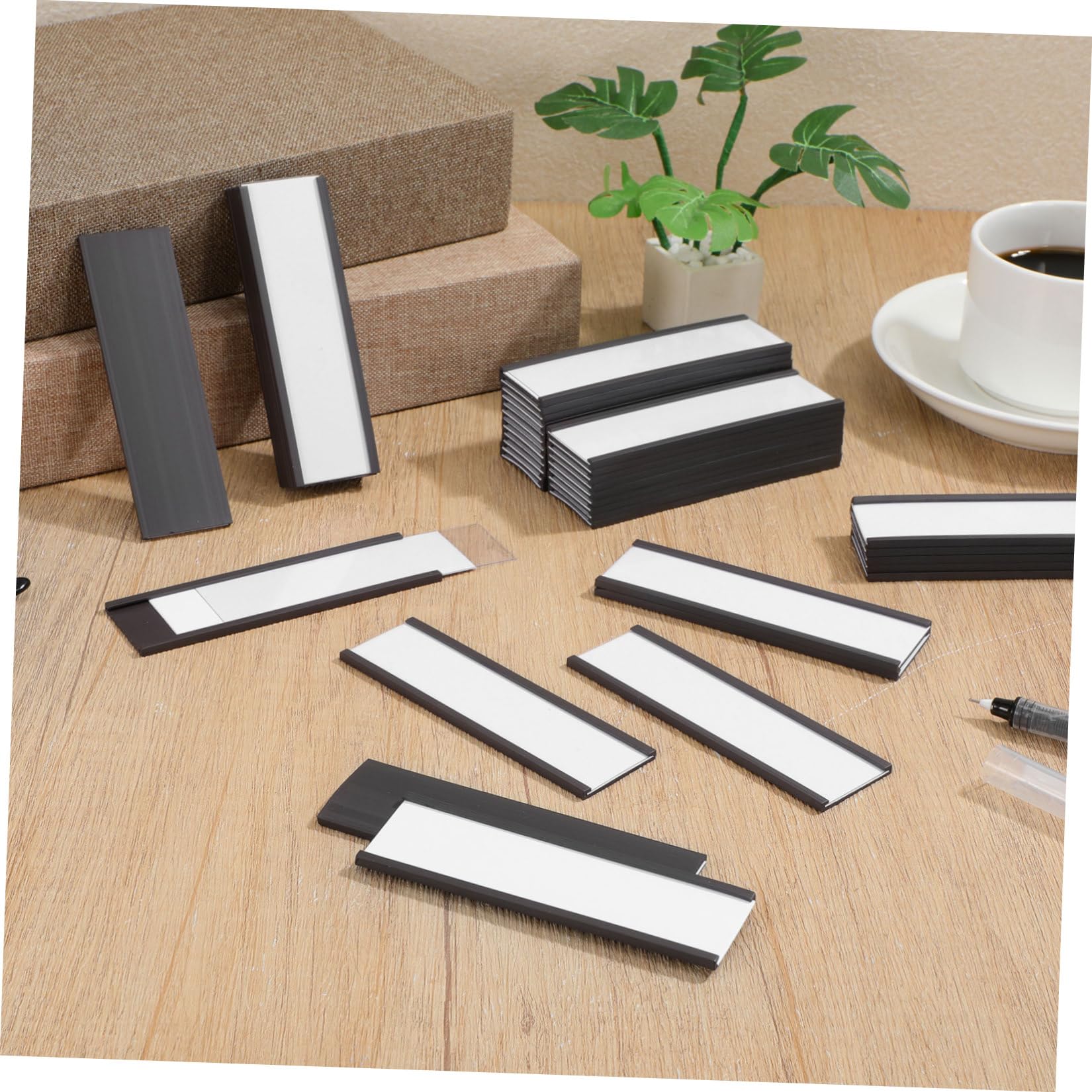 50 Pezzi Cartellini Magnetici Inserto Carta per Scaffali | Design in Gomma Magnetica, Struttura a Scheda Sostituibile, Uso Versatile in Magazzino e Retail
