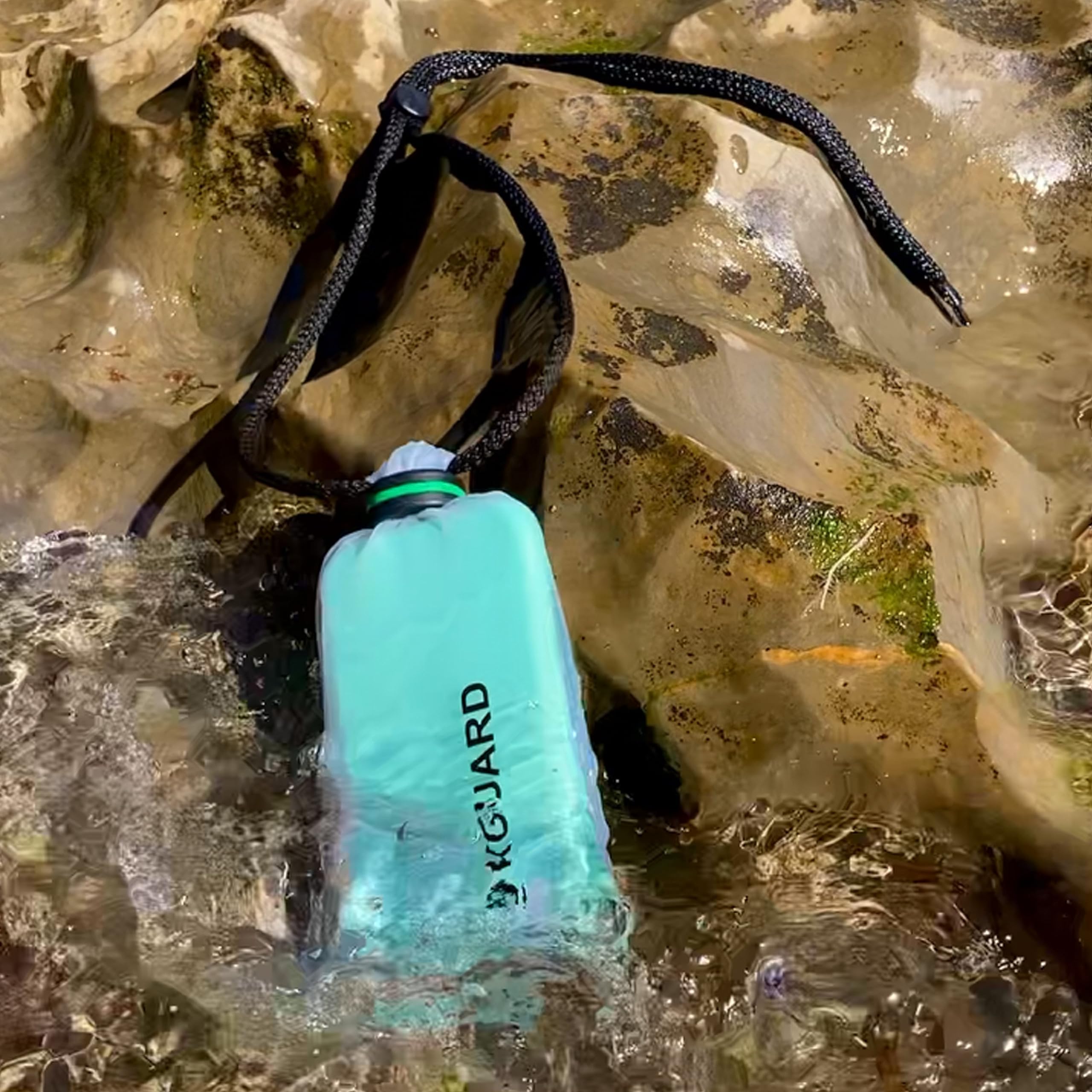 KGUARD XL – Bolsa Estanca Impermeable IPX8 para Smartphone, Llaves y Tarjetas – Silicona Antialergénica Translúcida con Aro Verde – Ideal para Surf, Paddle Surf, Kayak y Playa