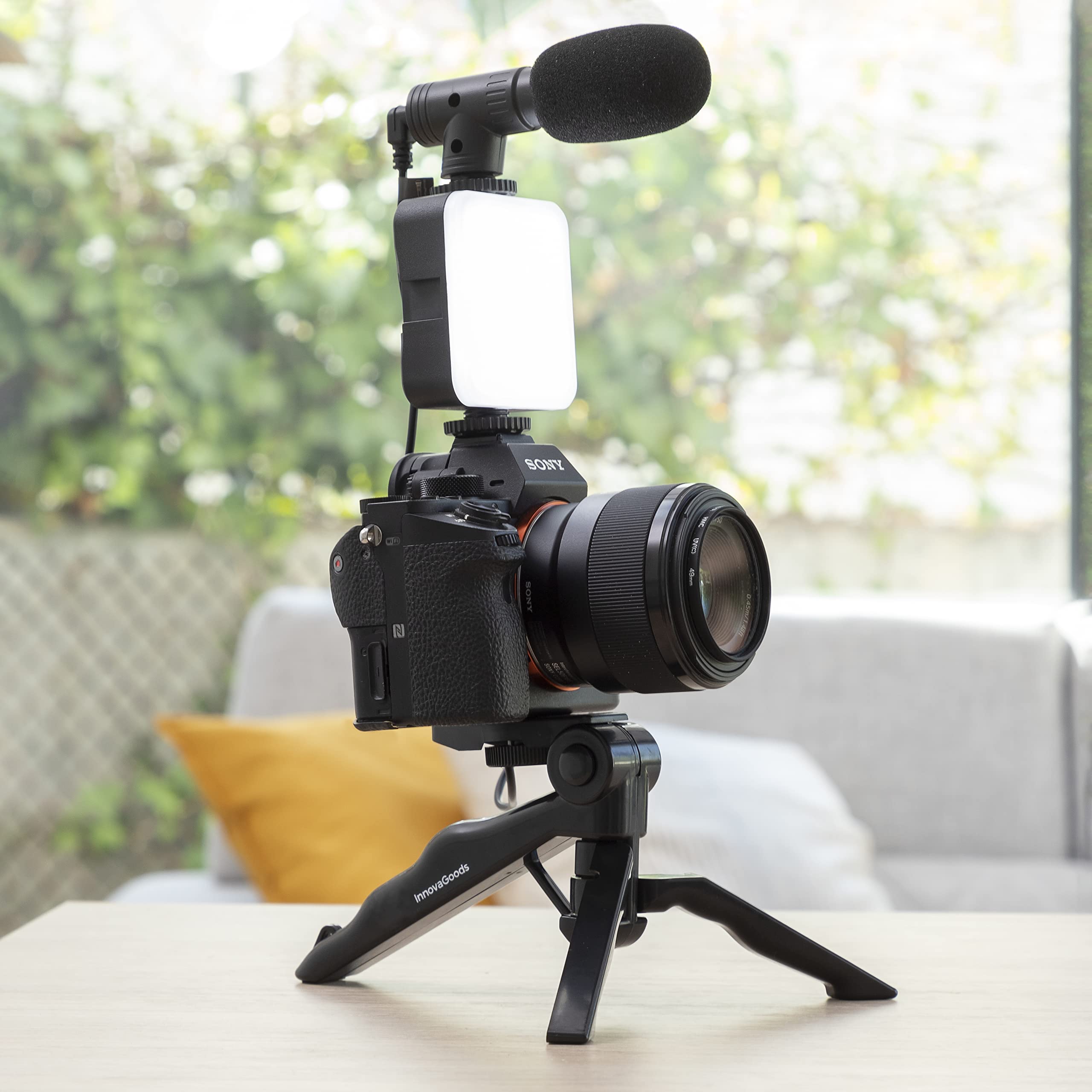 InnovaGoods® Kit de vlogging (6 piezas), tripode para movil graba vídeos de forma profesional, con aro de luz LED, micrófono y mando, ideal para vloggers, YouTubers y creadores de contenido.