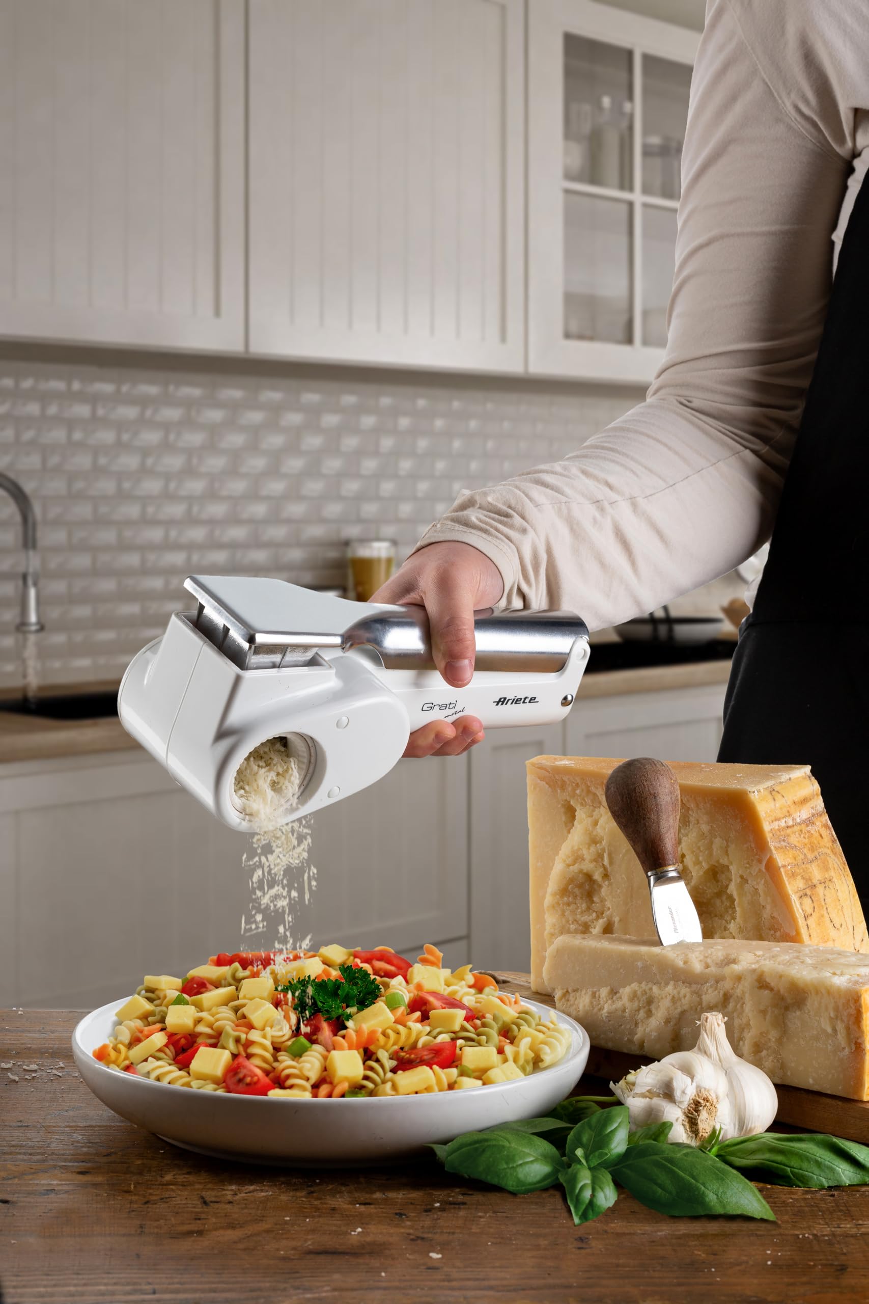 Ariete 44 Gratì Metal - Grattugia Elettrica Senza Filo - 1 kg formaggio con 1 ricarica - 2 rulli fori grandi e fini - bianco e argento