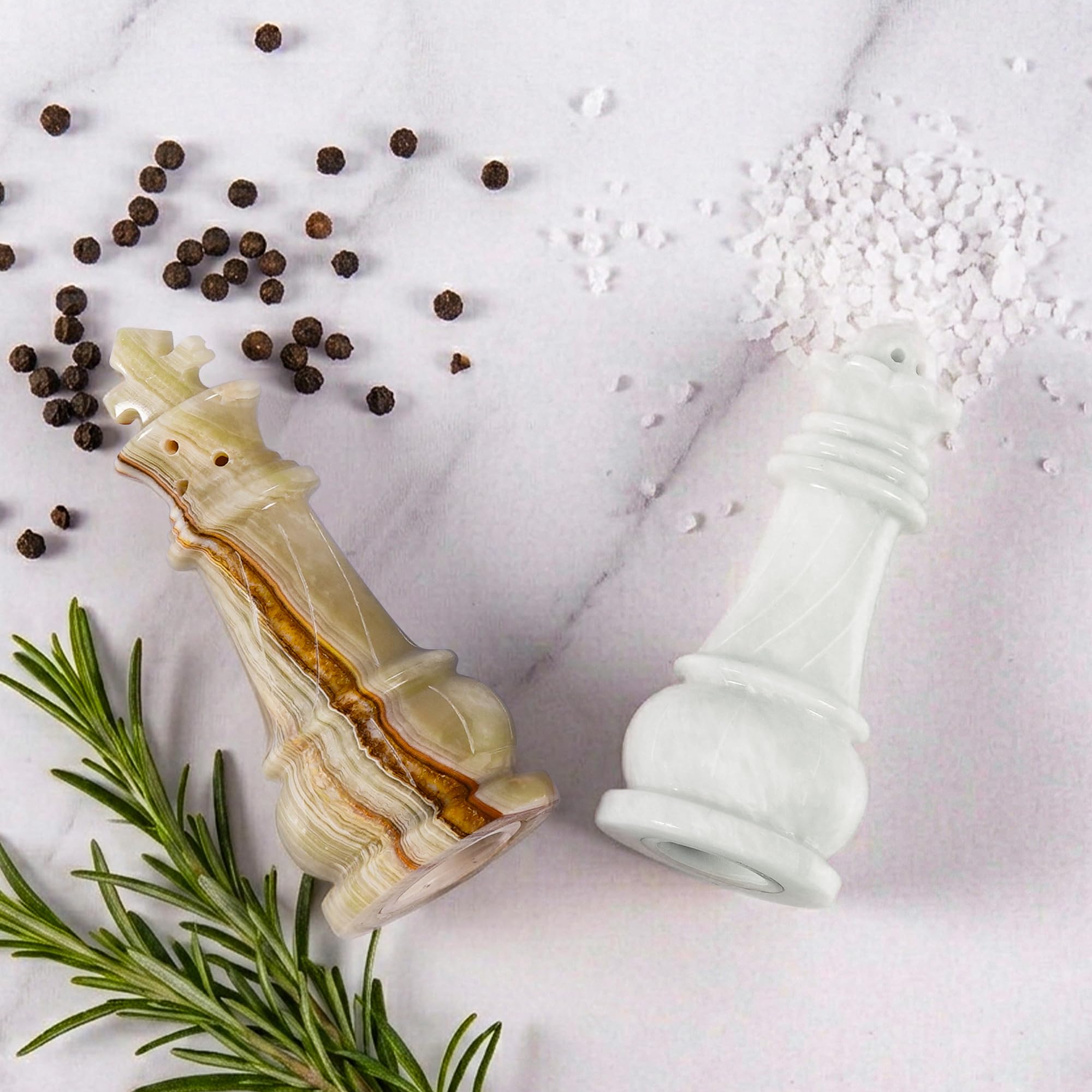 zestaw solniczek i pieprzniczek z marmuru, ręcznie robione zielono-białe pojemniki na przyprawy, koszerne solniczki i cukierniczki, elegancki kamienny dekor kuchenny na blat, pomysł na