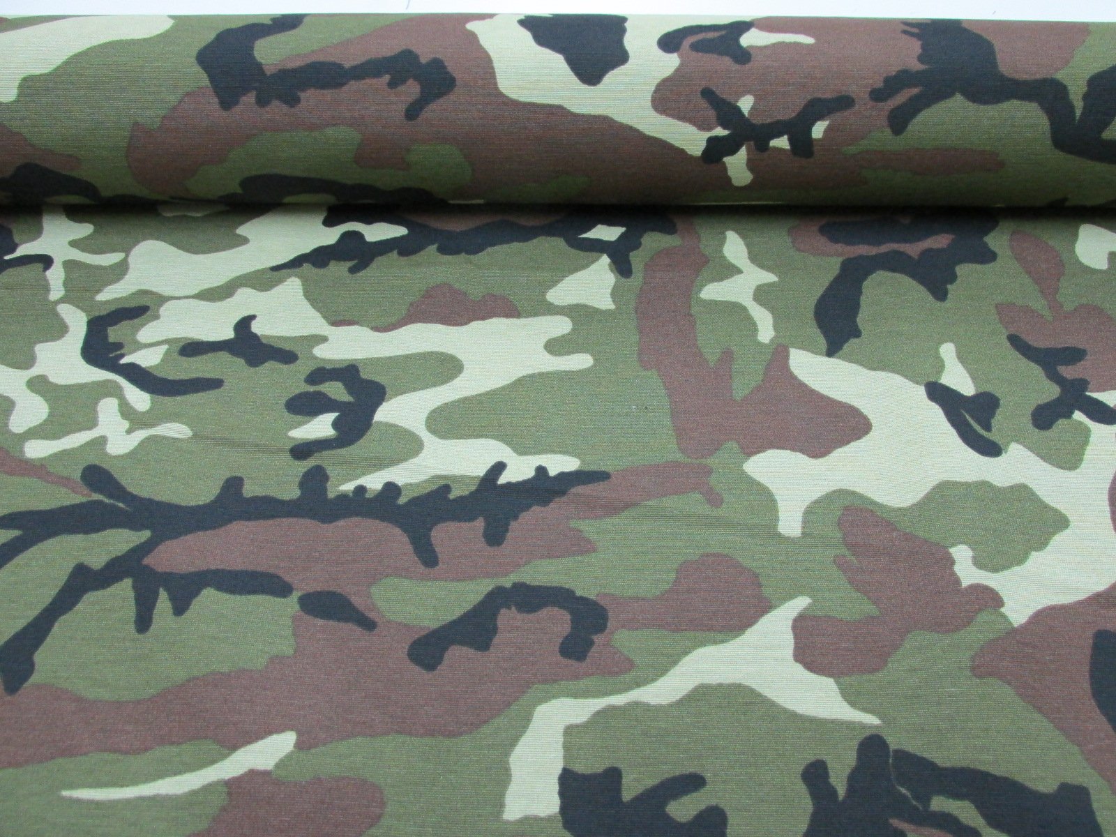 Metraje 4,95 MTS Tejido loneta Estampada Ref. Camuflaje Verde, con Ancho 2,80 MTS.