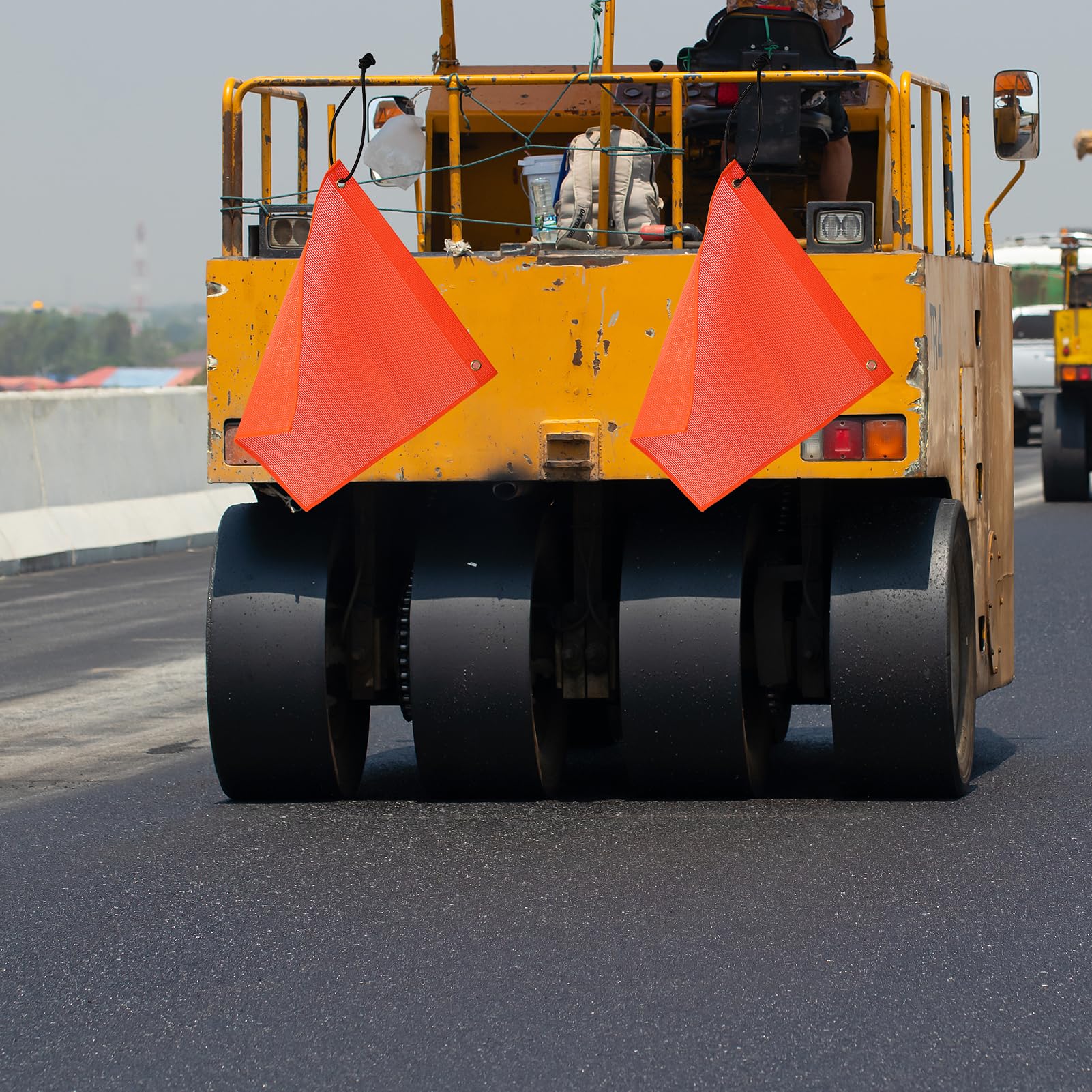 Banderas de seguridad naranjas para camiones con núcleo elástico, 10 unidades de 18 x 18 pulgadas, banderas de advertencia de carga de gran tamaño, diseño de malla de alta visibilidad, banderas de